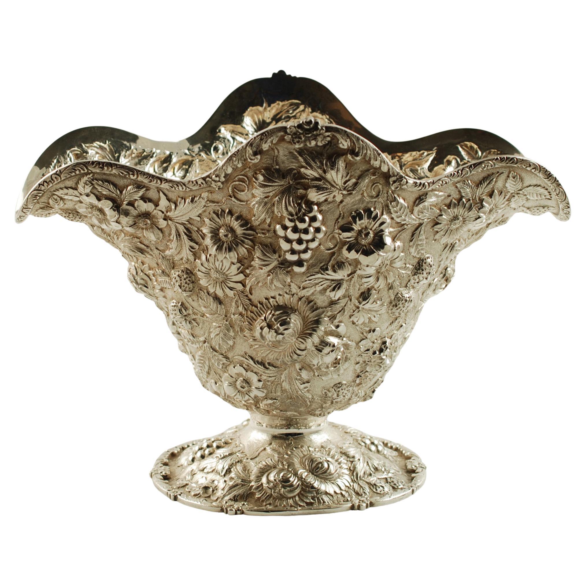 Antique Bol à piédestal en argent sterling repoussé à motif de fruits et de fleurs