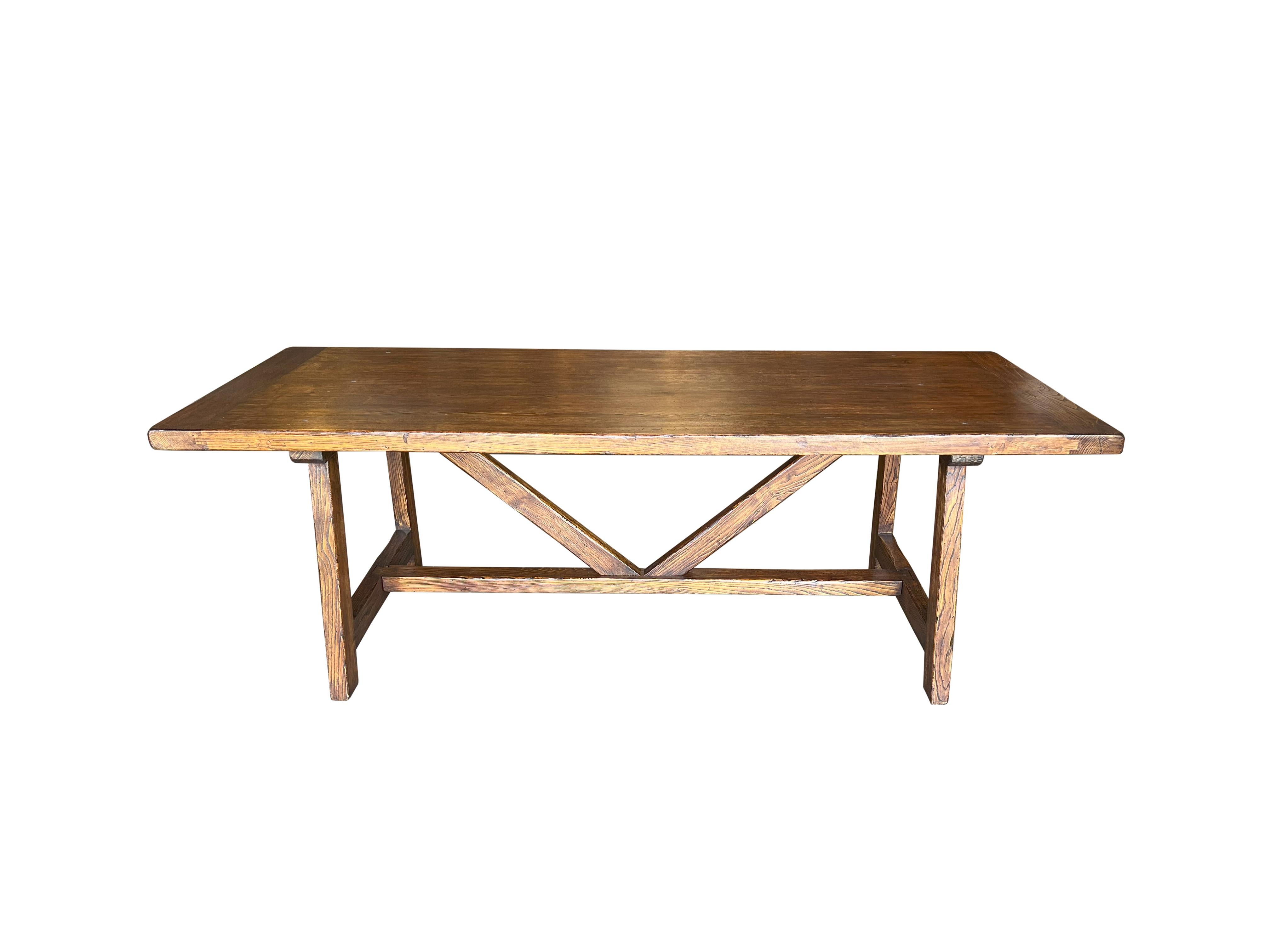 Questa riproduzione antica di un tavolo in stile Fratino in castagno italiano del tardo XVII secolo è caratterizzata da un piano in tavole massicce con cornici terminali e una base con traverse e perni di giunzione in legno. 

Con dettagli di