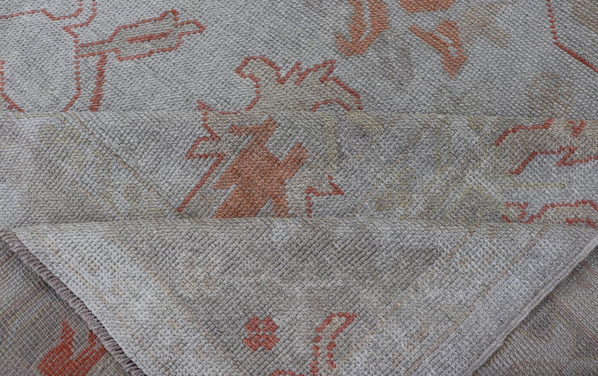 Türkischer Oushak mit gedämpfter Farbpalette und All-Over-Design von Keivan Woven Arts im Angebot 8