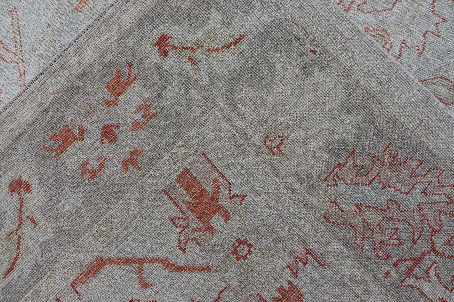 Türkischer Oushak mit gedämpfter Farbpalette und All-Over-Design von Keivan Woven Arts im Angebot 9