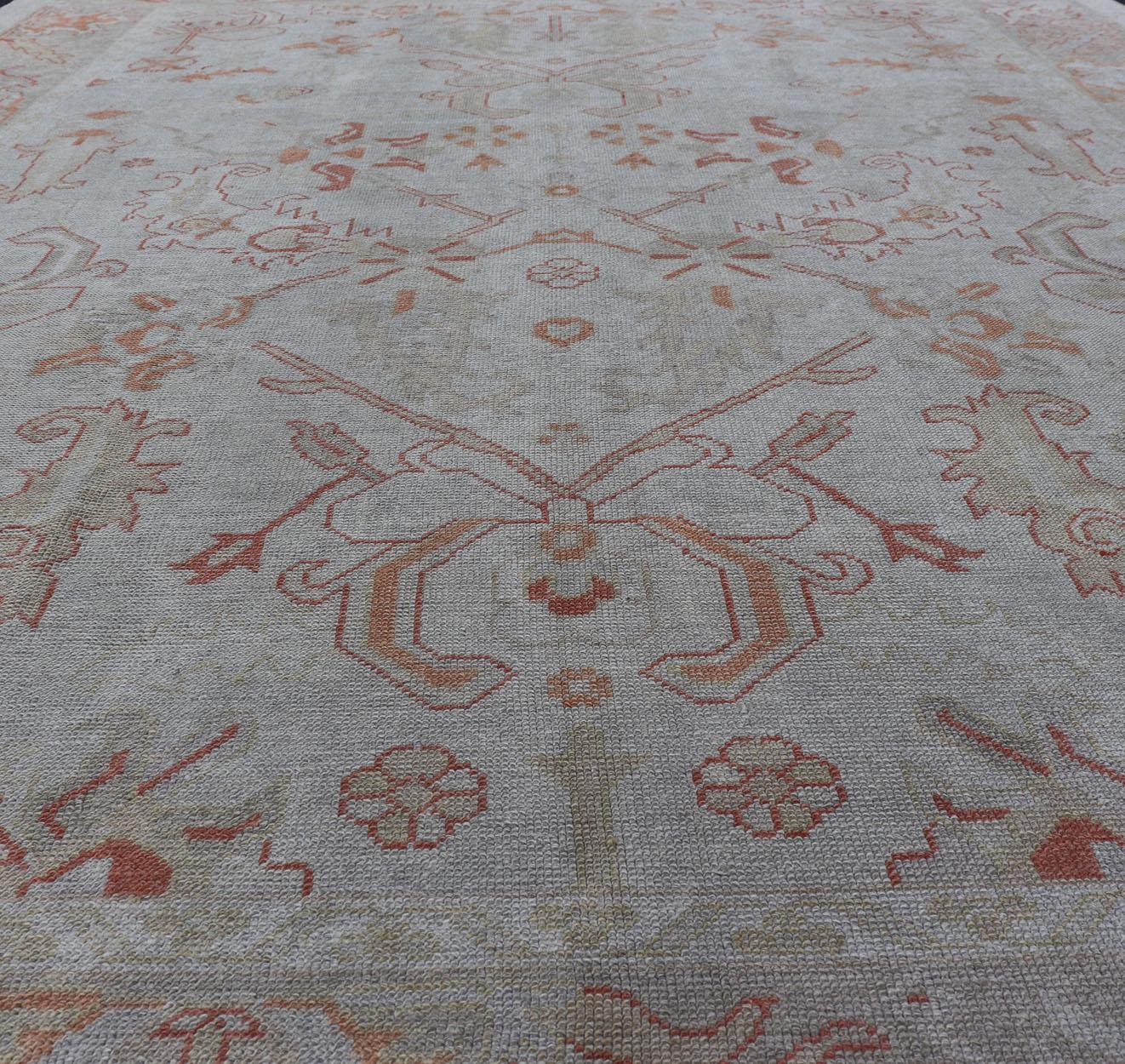 Türkischer Oushak mit gedeckter Farbpalette und All-Over-Design von Keivan Woven Arts. Keivan Woven Arts / Teppich EN-5058, Herkunftsland / Art: Türkei / Oushak. 
Maße: 9'6 x 12'7 
Dieser subgeometrische Oushak-Teppich aus der Türkei zeichnet sich