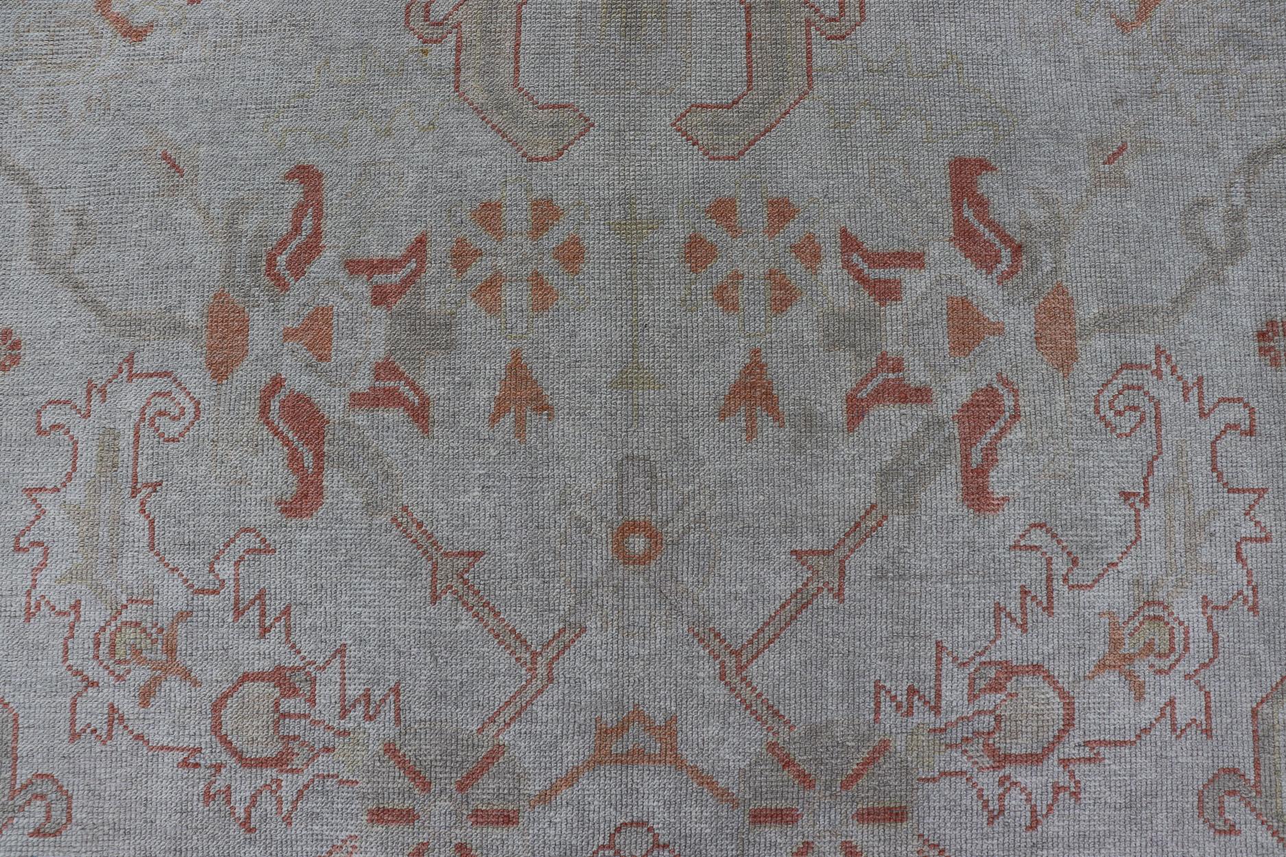 Türkischer Oushak mit gedämpfter Farbpalette und All-Over-Design von Keivan Woven Arts (Handgeknüpft) im Angebot