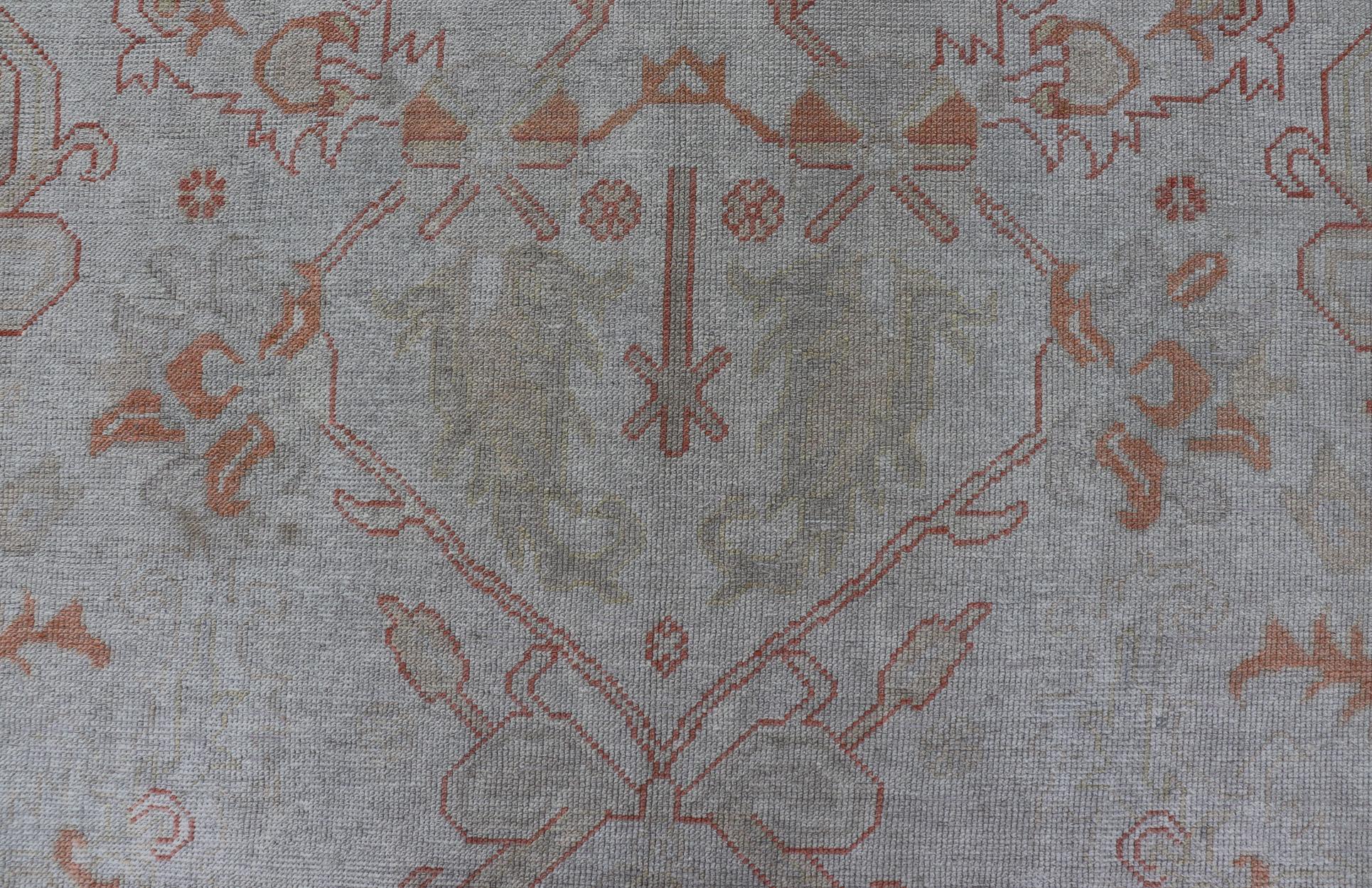 Türkischer Oushak mit gedämpfter Farbpalette und All-Over-Design von Keivan Woven Arts im Zustand „Hervorragend“ im Angebot in Atlanta, GA