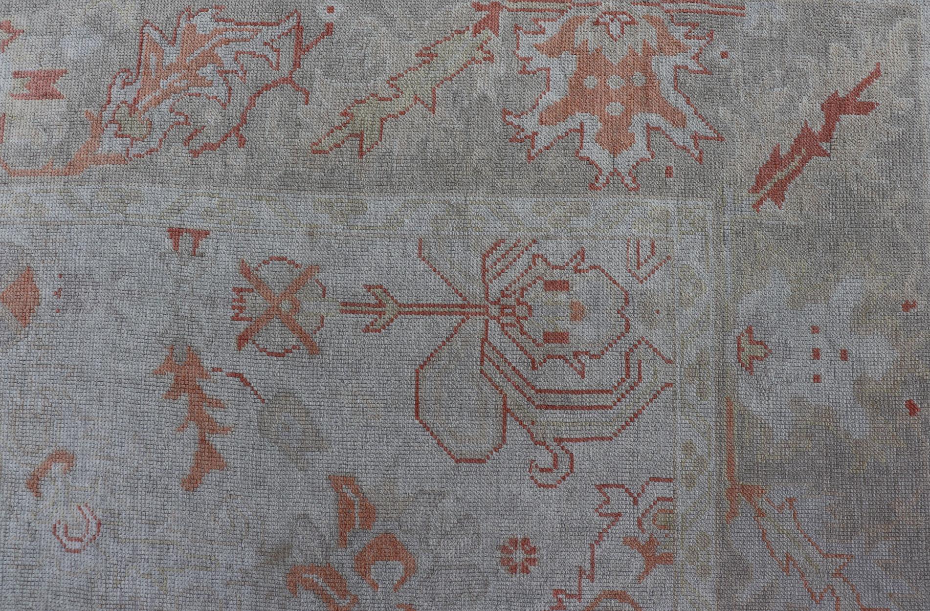 Türkischer Oushak mit gedämpfter Farbpalette und All-Over-Design von Keivan Woven Arts (21. Jahrhundert und zeitgenössisch) im Angebot