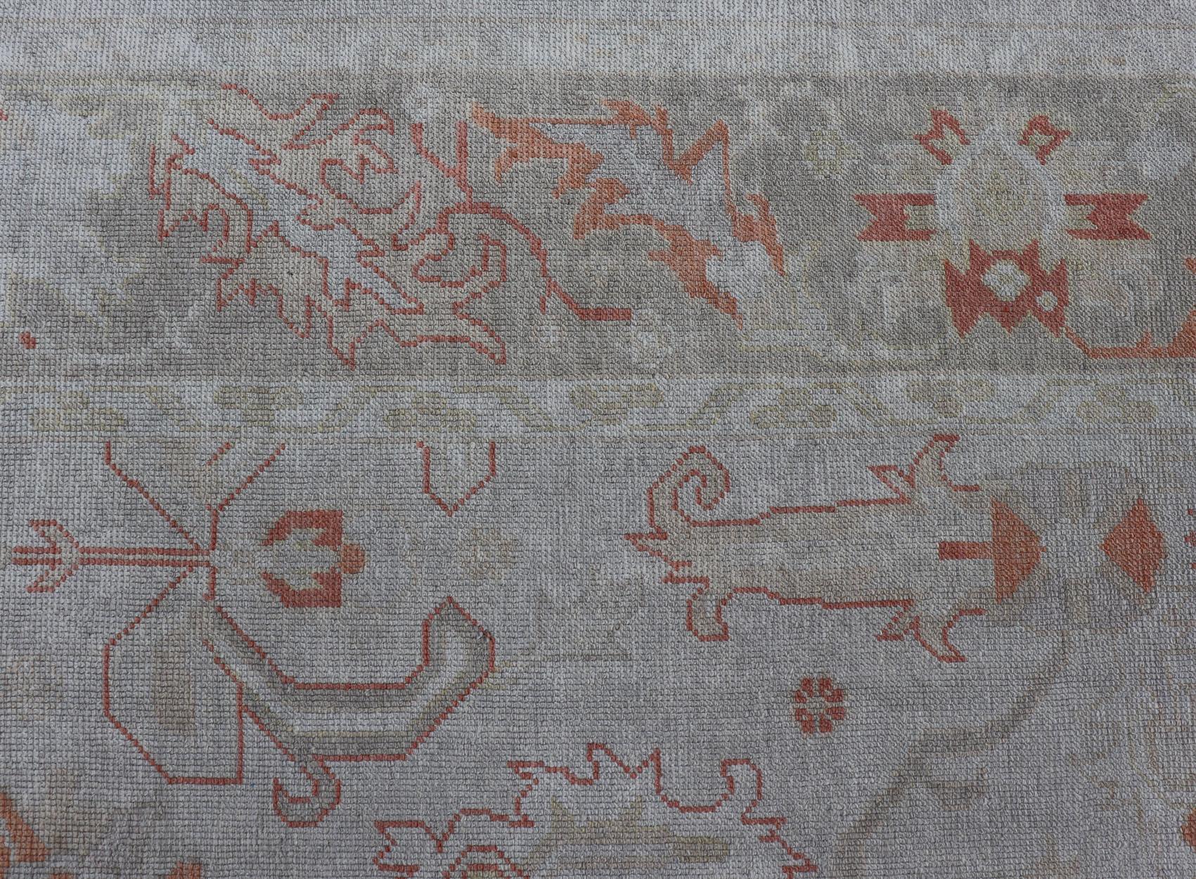Türkischer Oushak mit gedämpfter Farbpalette und All-Over-Design von Keivan Woven Arts (Wolle) im Angebot