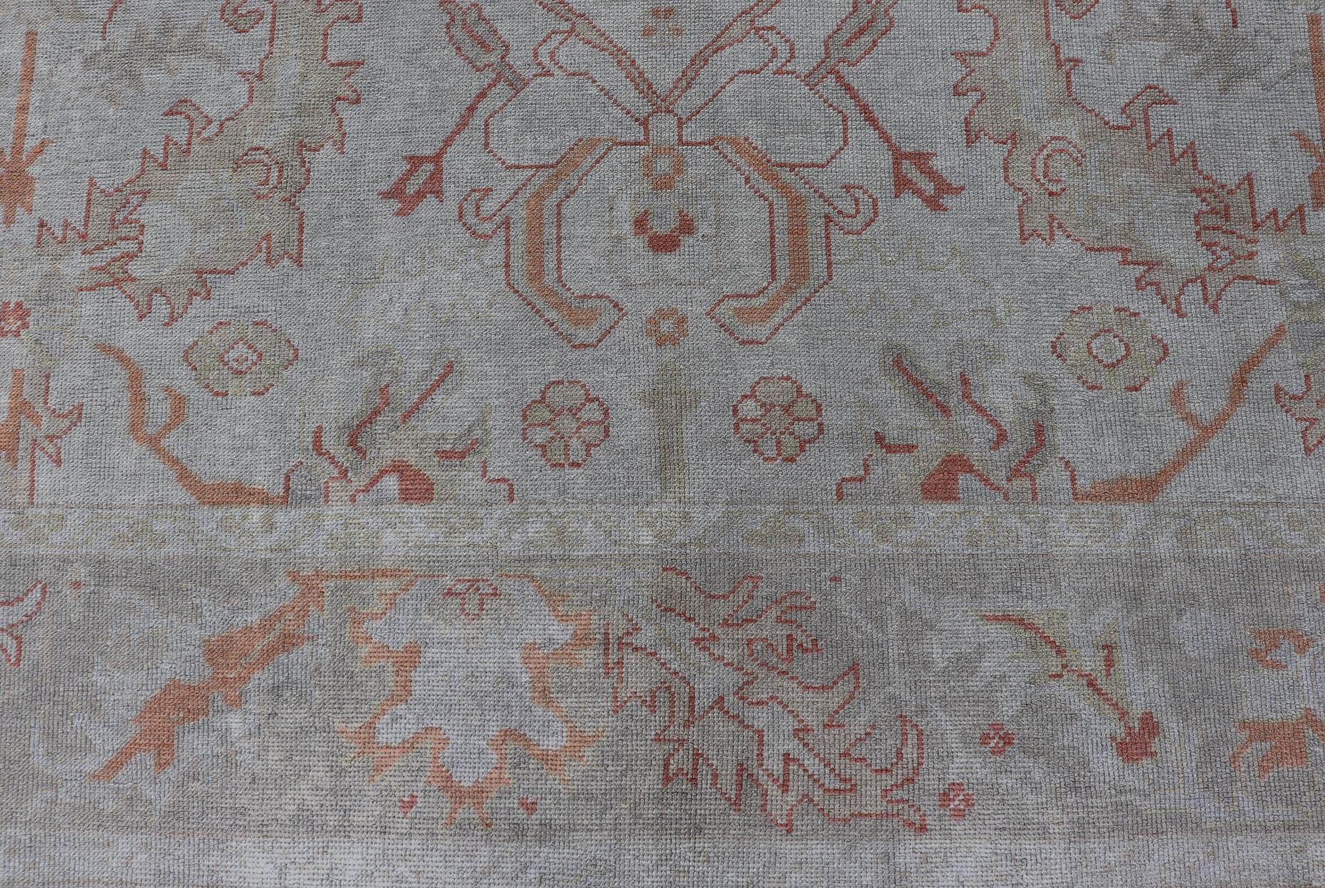 Türkischer Oushak mit gedämpfter Farbpalette und All-Over-Design von Keivan Woven Arts im Angebot 1
