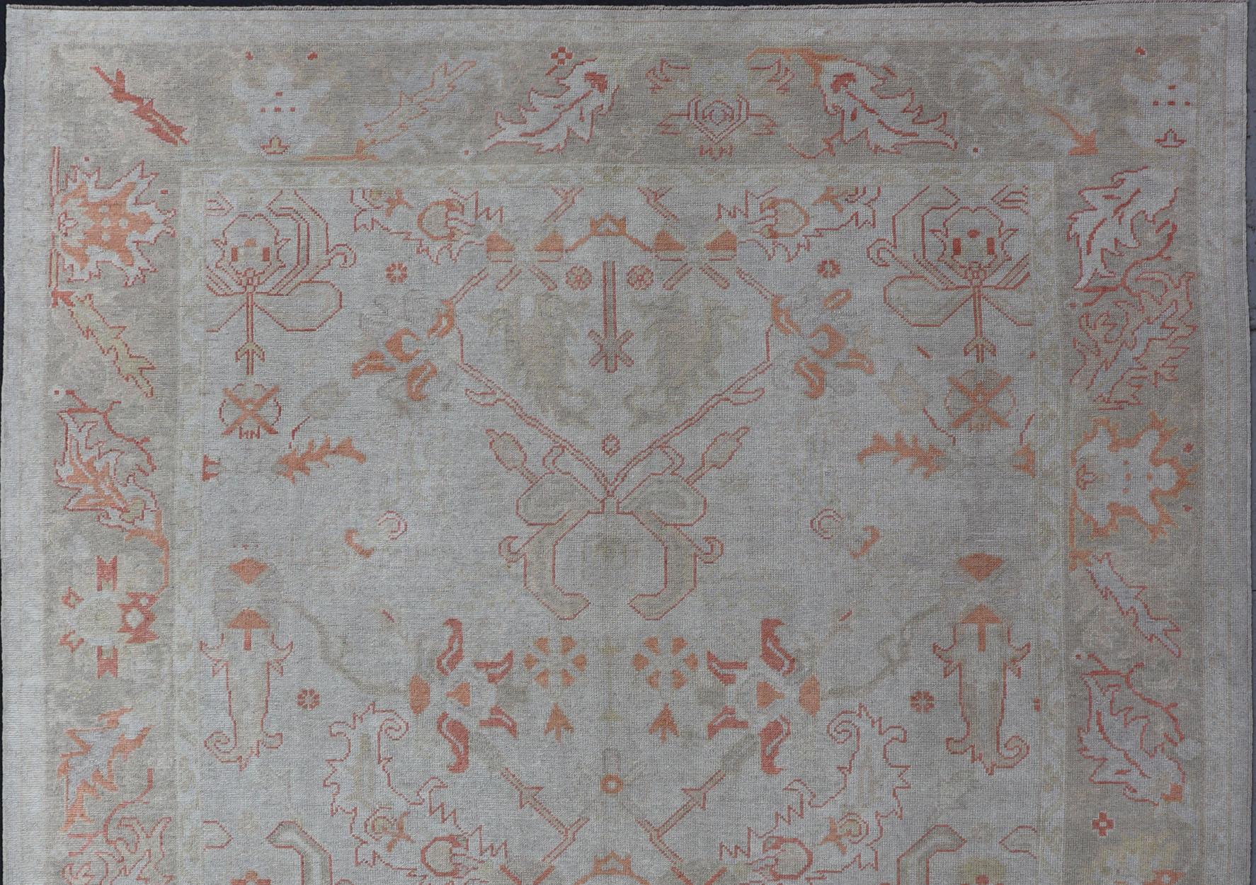 Türkischer Oushak mit gedämpfter Farbpalette und All-Over-Design von Keivan Woven Arts im Angebot 2