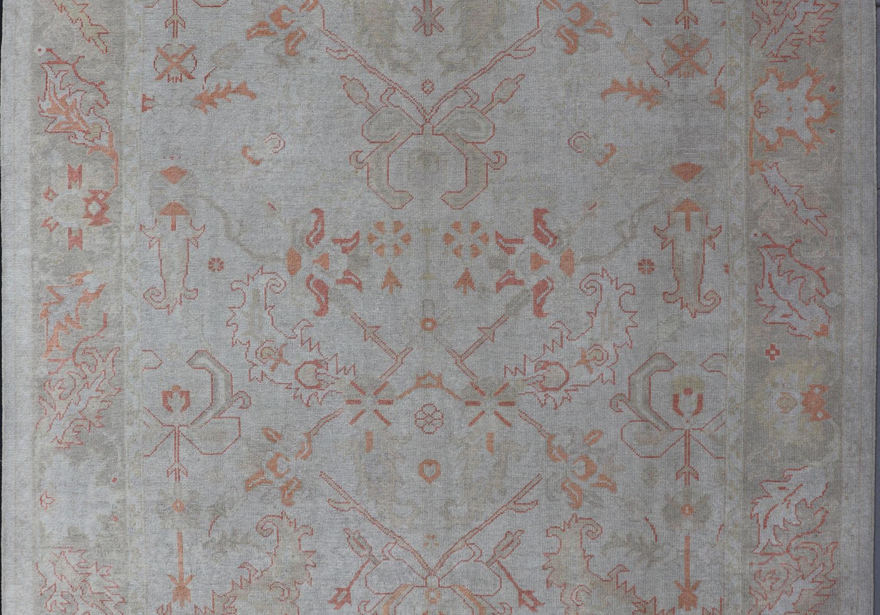 Türkischer Oushak mit gedämpfter Farbpalette und All-Over-Design von Keivan Woven Arts im Angebot 3