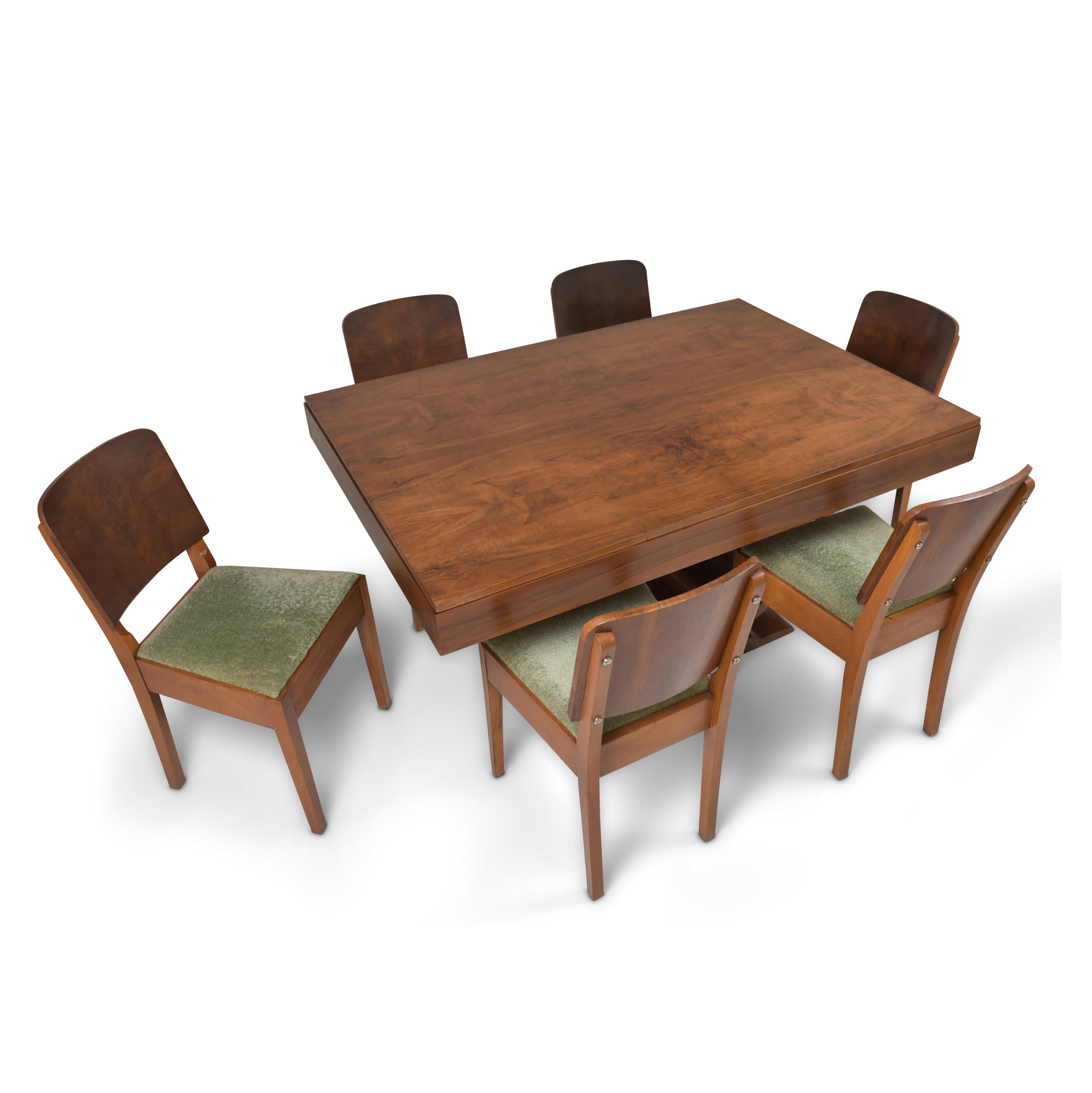 Antico tavolo da pranzo Art Deco con 6 sedie (circa 1935)

Descrizione:

Questo raffinato set da pranzo, composto da un tavolo e sei sedie, incarna l'eleganza e la maestria dell'epoca Art Déco. Realizzati in noce massiccio e impiallacciatura, i