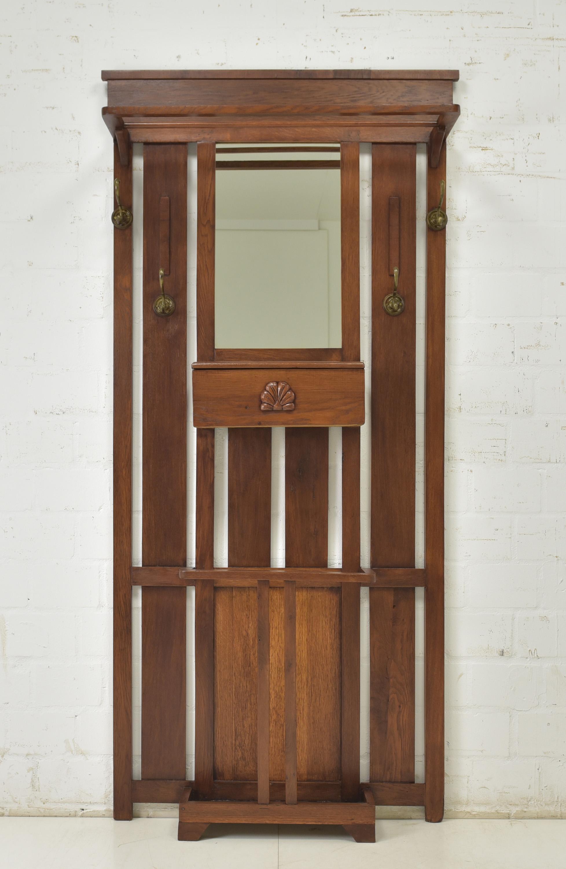 Antiker restaurierter Art-Déco-Garderobenständer (um 1930)

Beschreibung:

Dieser elegante, aus massiver Eiche gefertigte Art-Déco-Garderobenständer verkörpert die klaren Linien und geometrischen Formen der Epoche (um 1930). Dieses vielseitige