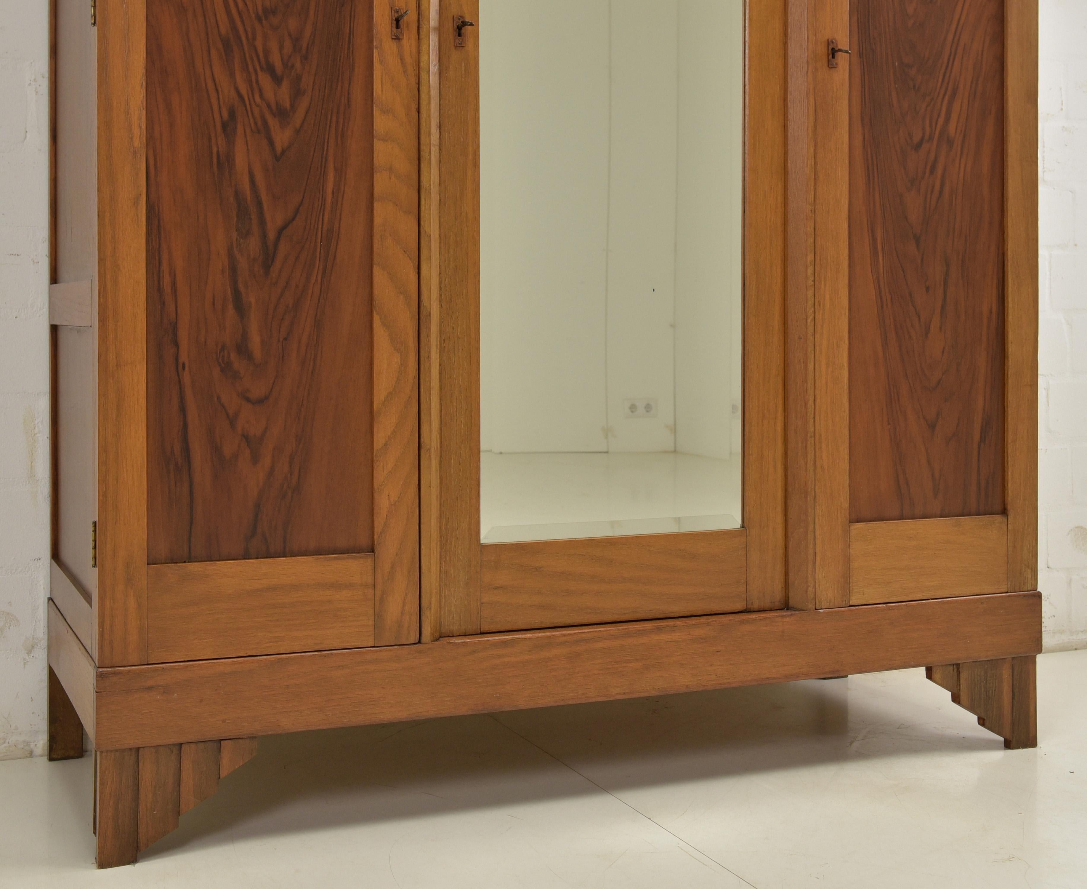 Antiker restaurierter Art-Déco-Kleiderschrank aus Eiche und Palisanderholz 2