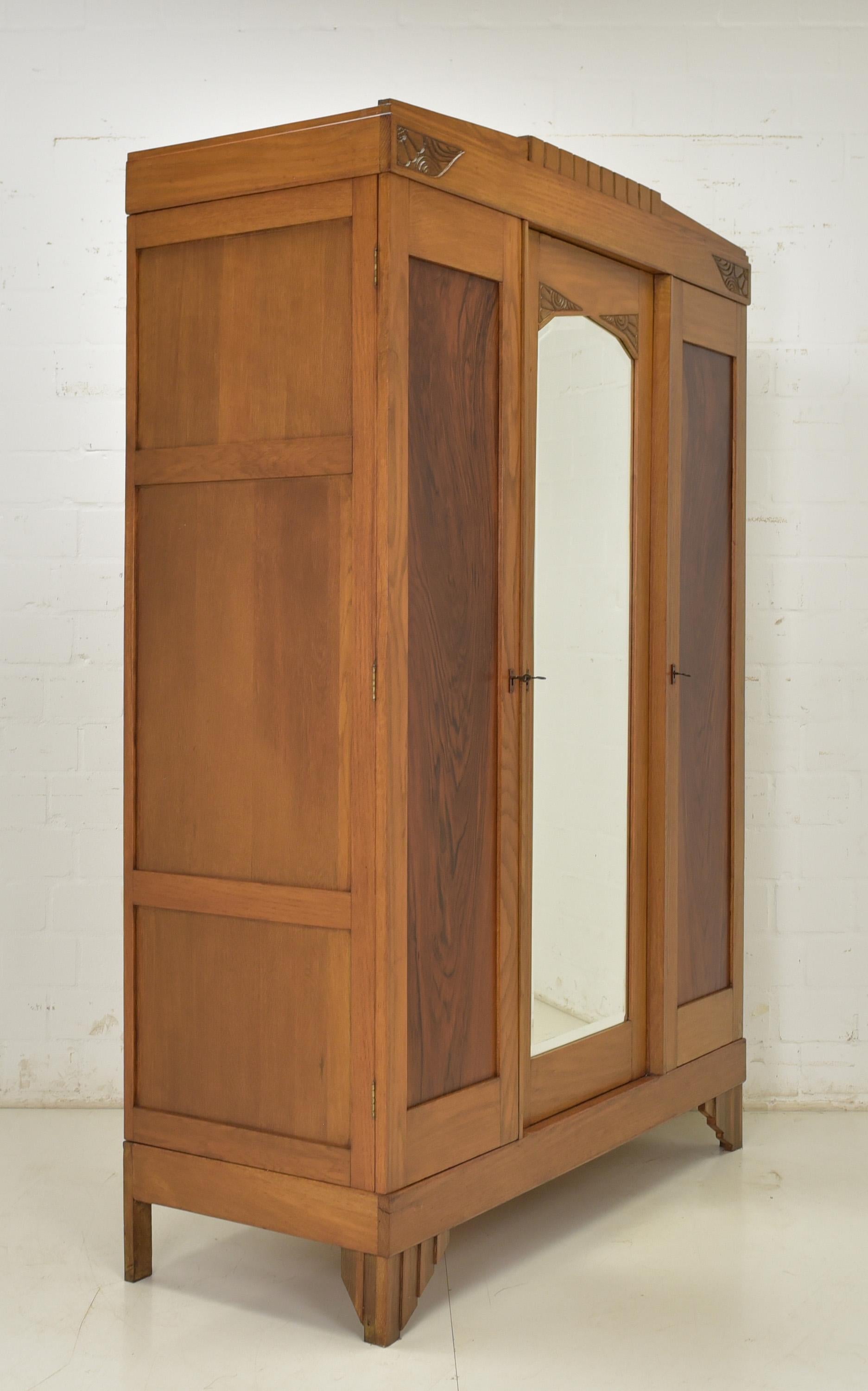 Antiker restaurierter Art-Déco-Kleiderschrank aus Eiche und Palisanderholz 3