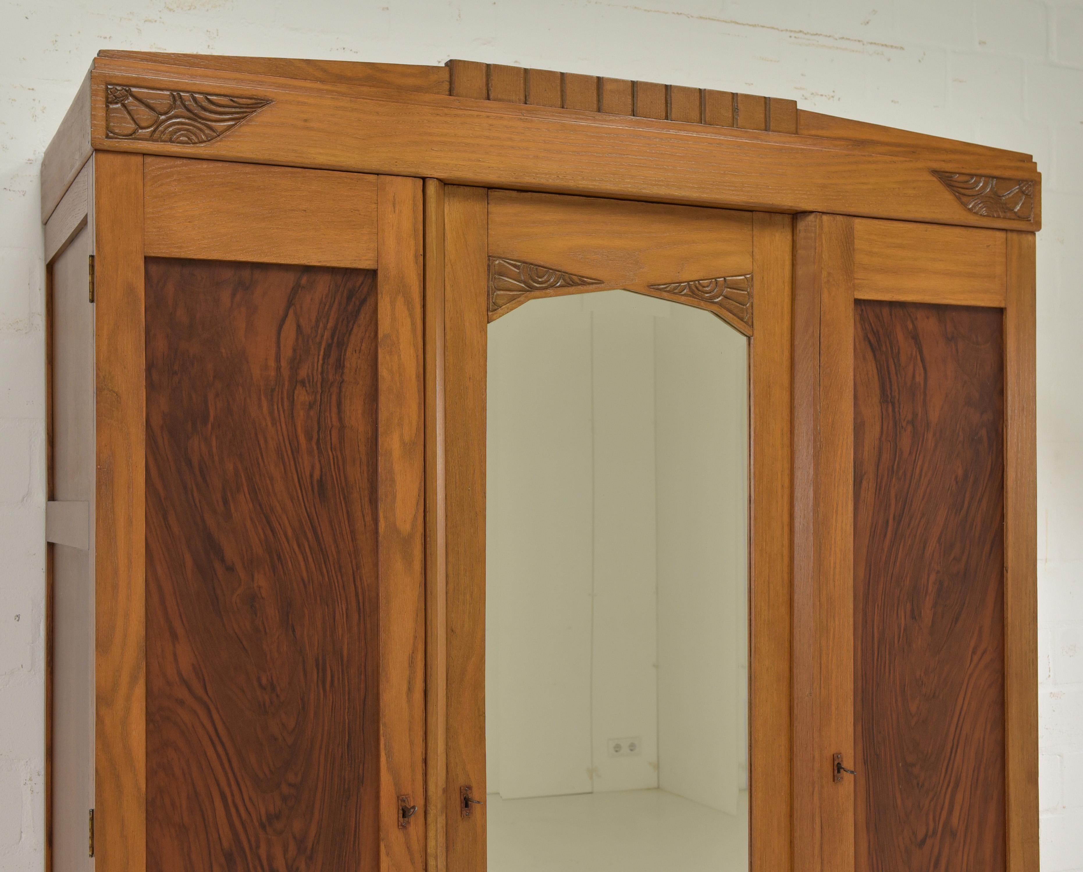 Antiker restaurierter Art-Déco-Kleiderschrank aus Eiche und Palisanderholz 1
