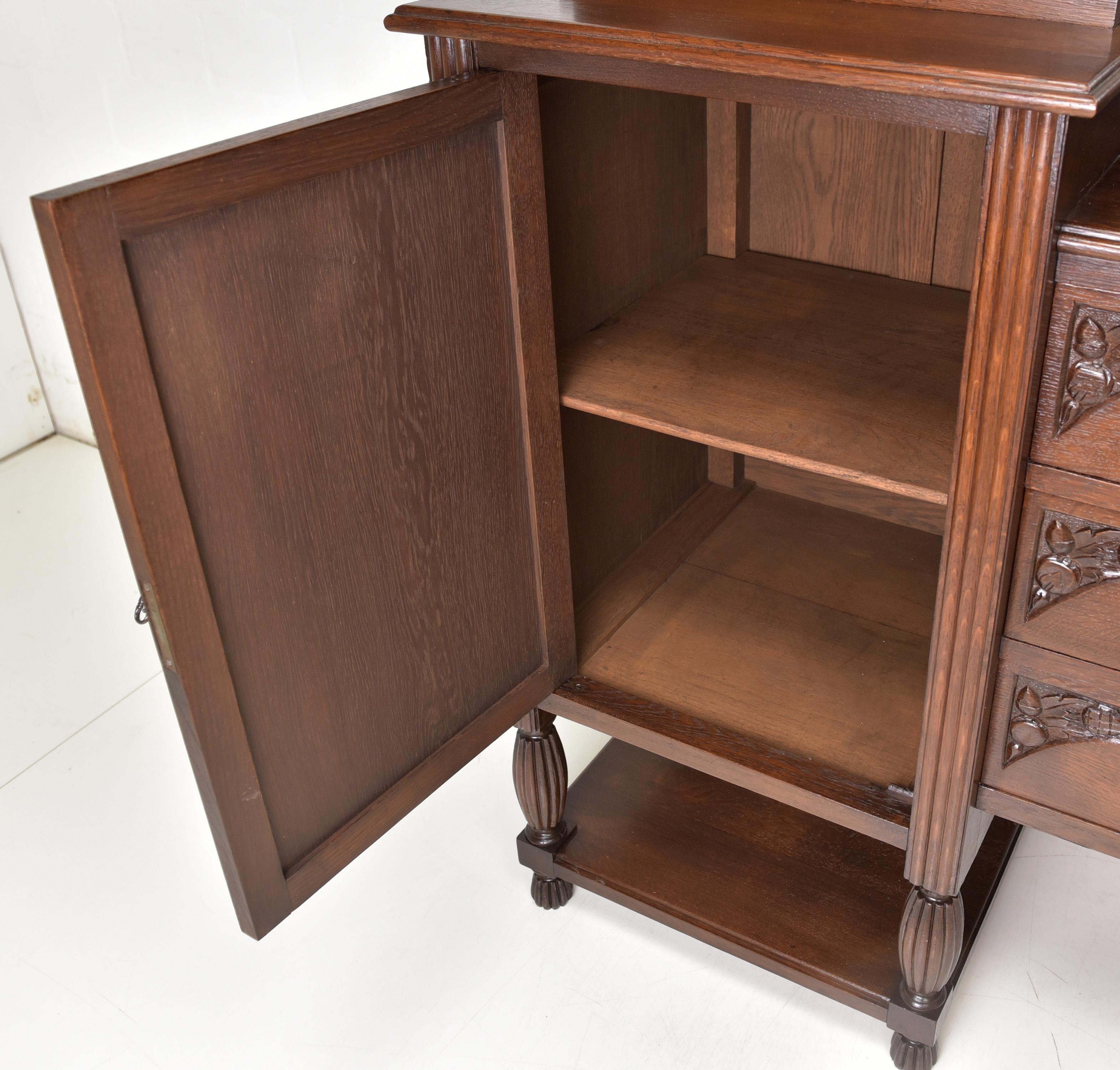 Antique Restored Art Deco Sideboard Display Cabinet in Oak In Good Condition For Sale In Lüdinghausen, DE
