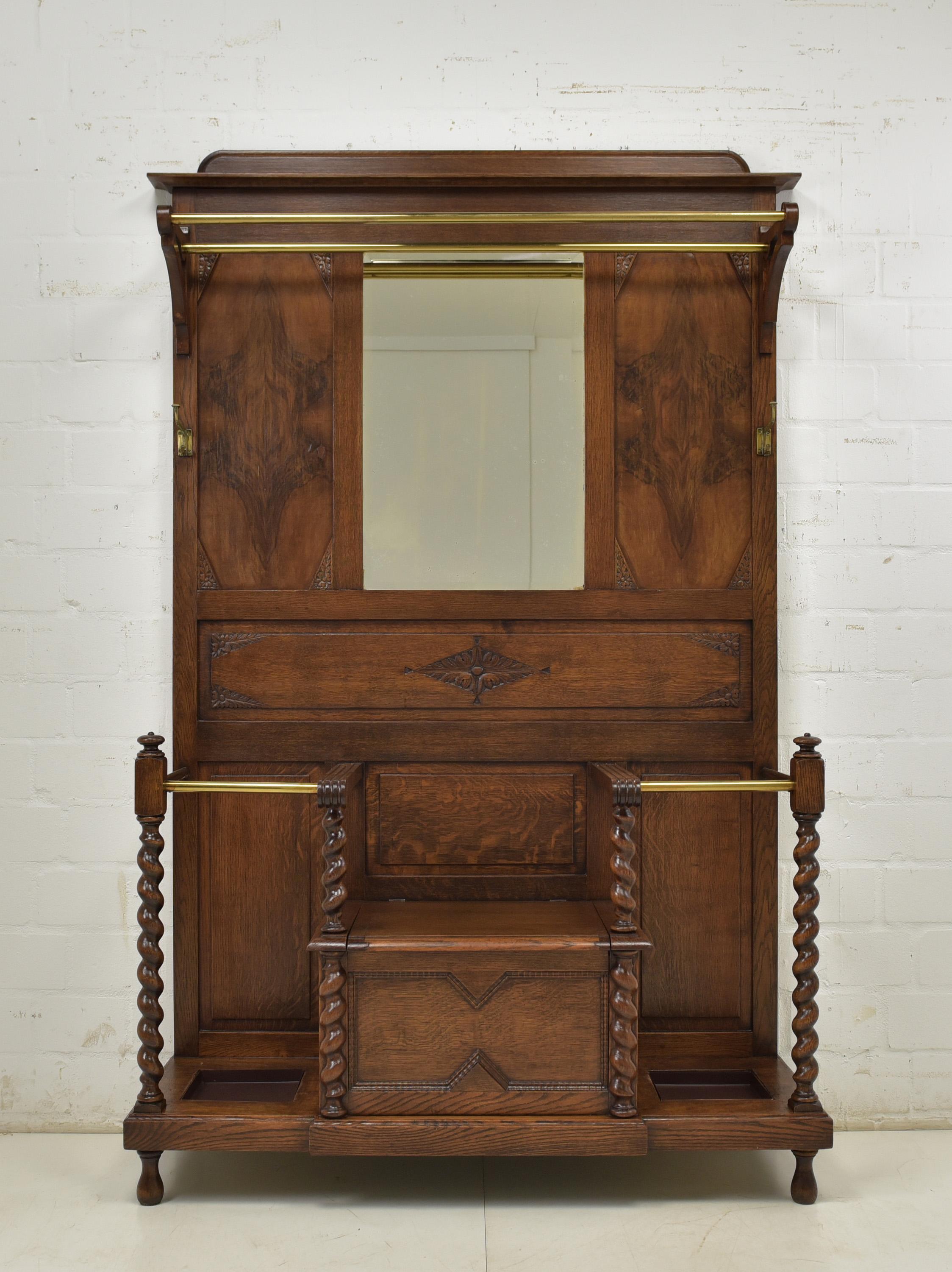 Antique Restored Art Deco Wardrobe (Circa 1925)

A Statement Piece for Your Entryway

This exquisite Art Deco wardrobe, crafted from solid oak with walnut veneer on the upper panels around 1925, is a true masterpiece of design and craftsmanship. Its