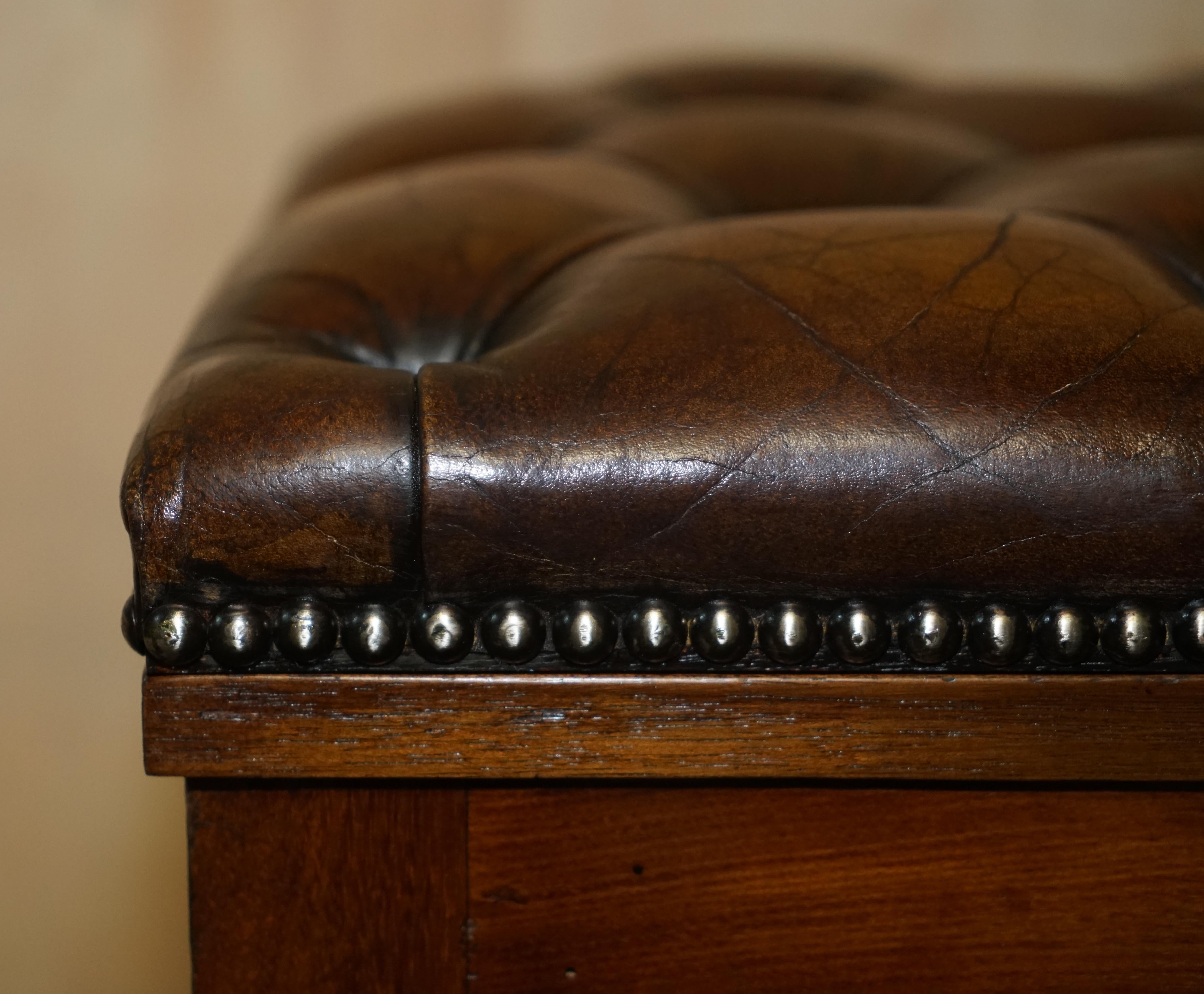 Milieu du XIXe siècle Ancien tabouret en cuir marron restauré CHESTERFiELD ENGLISH OAK FOOTSTOOL OTTOMAN STOOL en vente