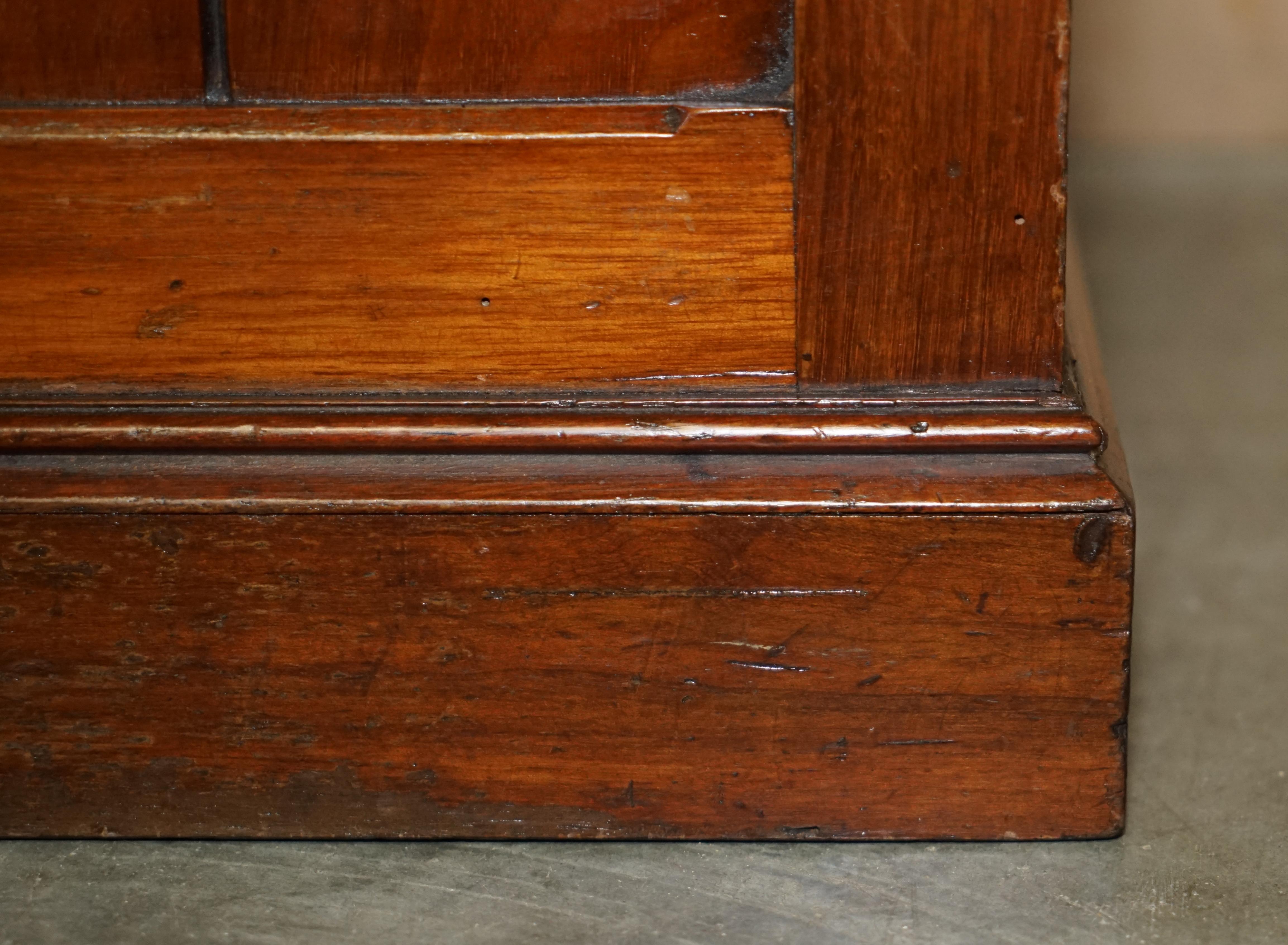 Ancien tabouret en cuir marron restauré CHESTERFiELD ENGLISH OAK FOOTSTOOL OTTOMAN STOOL en vente 2