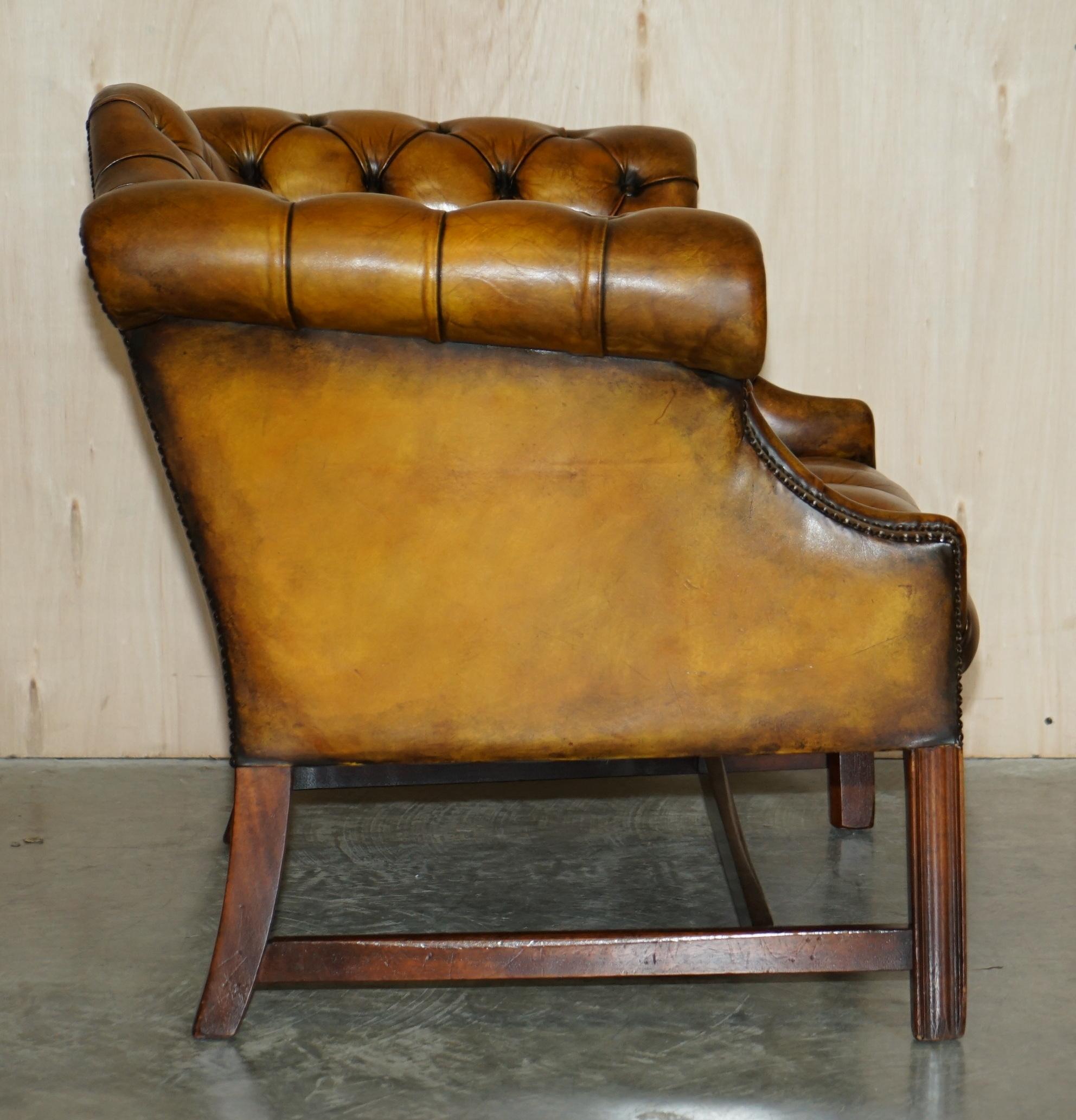 Chesterfield bibliothèque en cuir marron restauré et ancien Fauteuils Canapé Tabouret Suite en vente 2