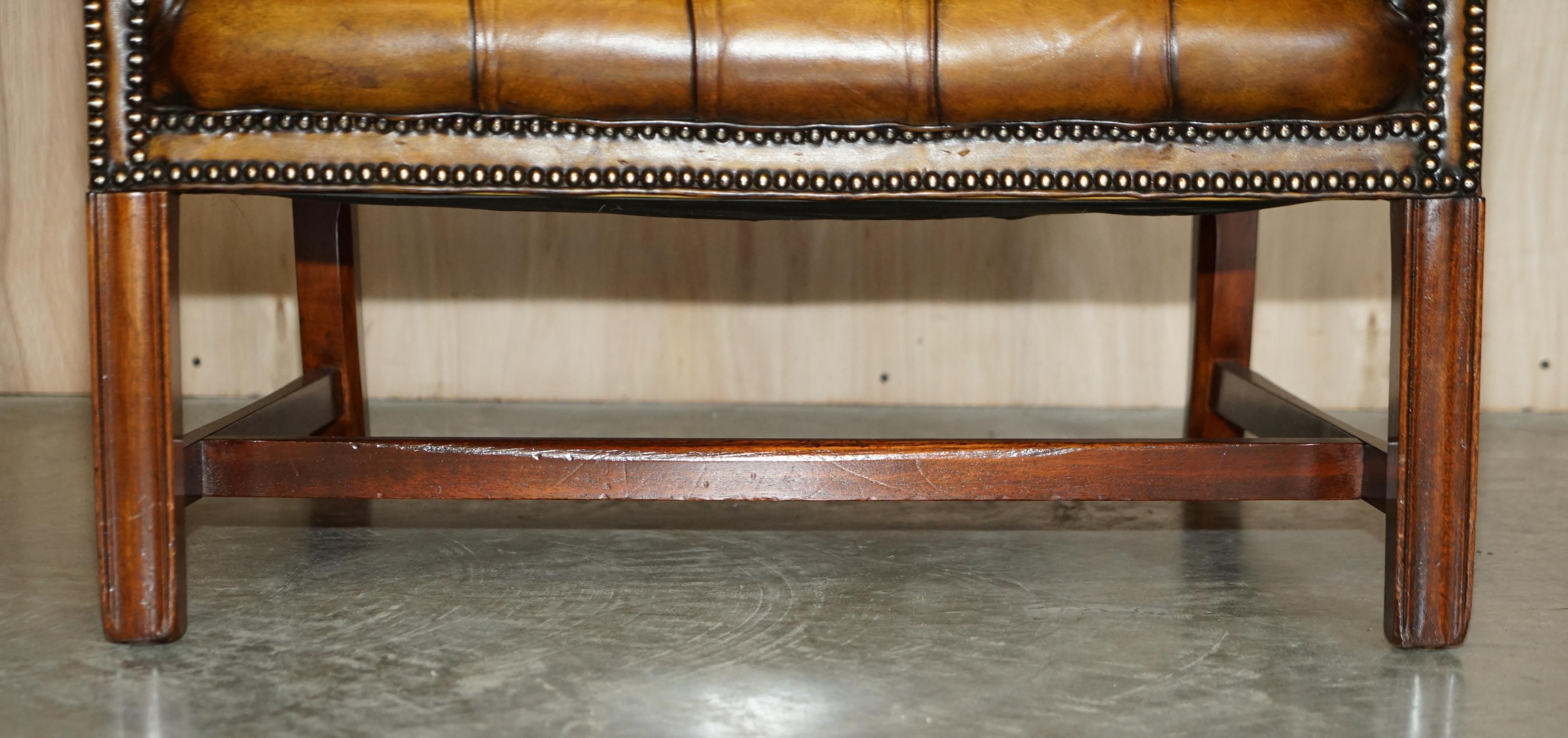 Fin du XIXe siècle Chesterfield bibliothèque en cuir marron restauré et ancien Fauteuils Canapé Tabouret Suite en vente