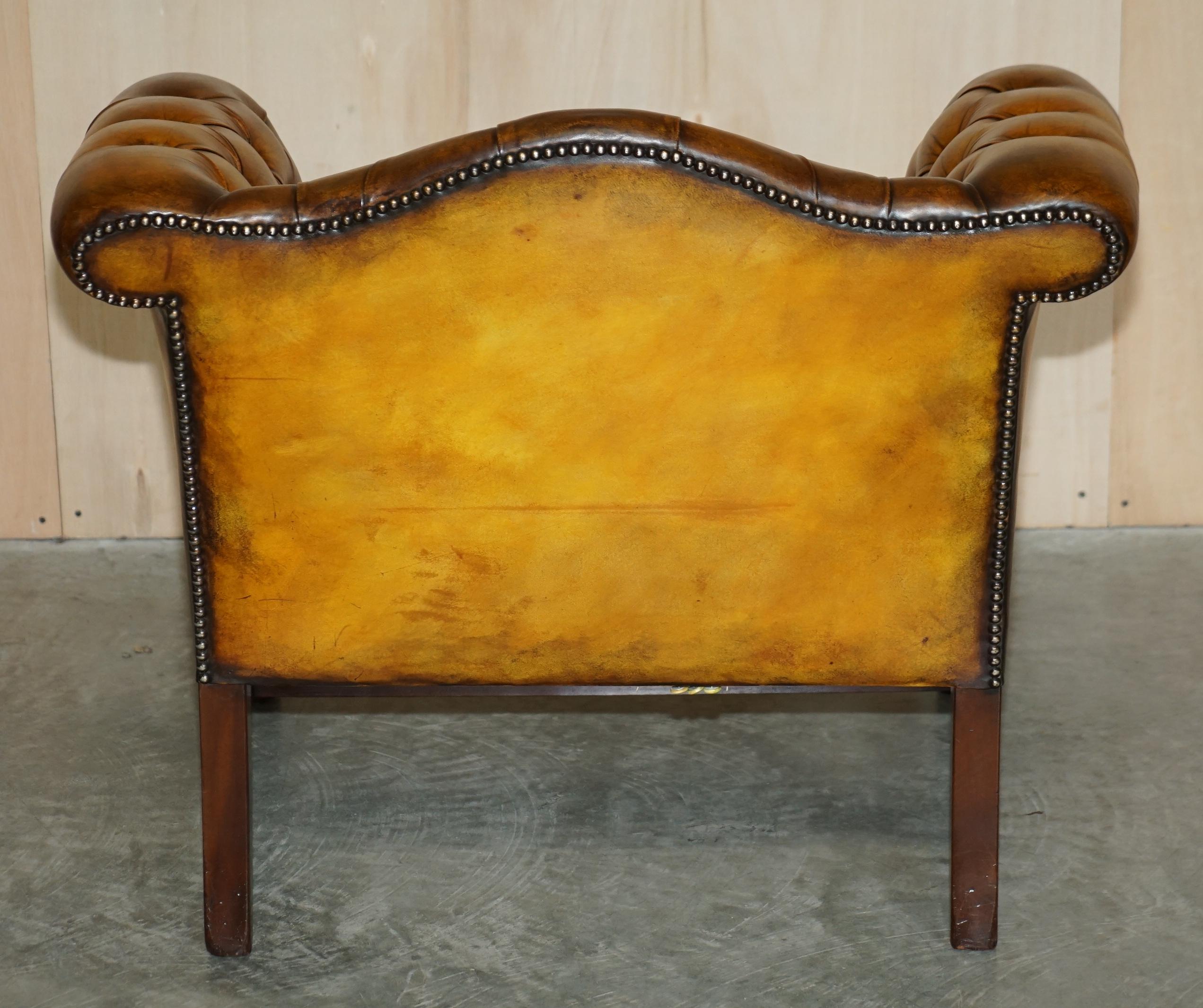 Chesterfield bibliothèque en cuir marron restauré et ancien Fauteuils Canapé Tabouret Suite en vente 1