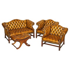 Antiguo conjunto de sillones Chesterfield de biblioteca de cuero marrón restaurado Sofá Taburete