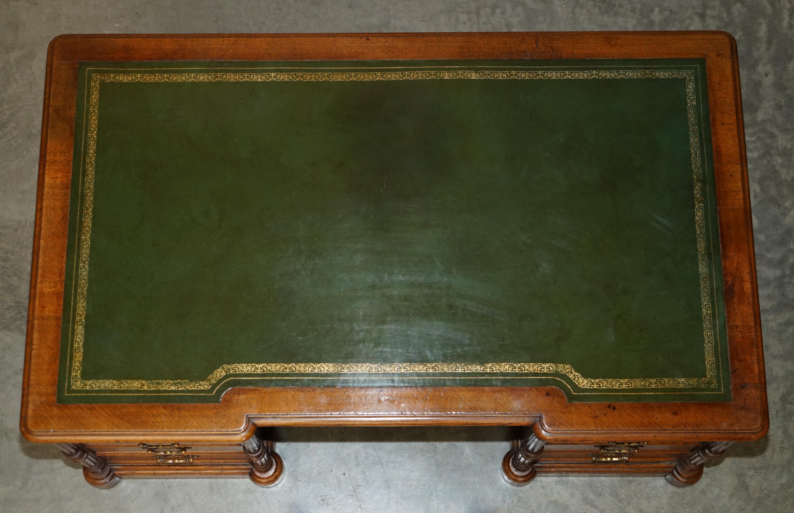 ANTIGUO ESCRITORIO RESTAURADO C HINDLEY & SON INGLÉS EN ROBLE DE CUERO VERDE DOBLE SiDADO en venta 5