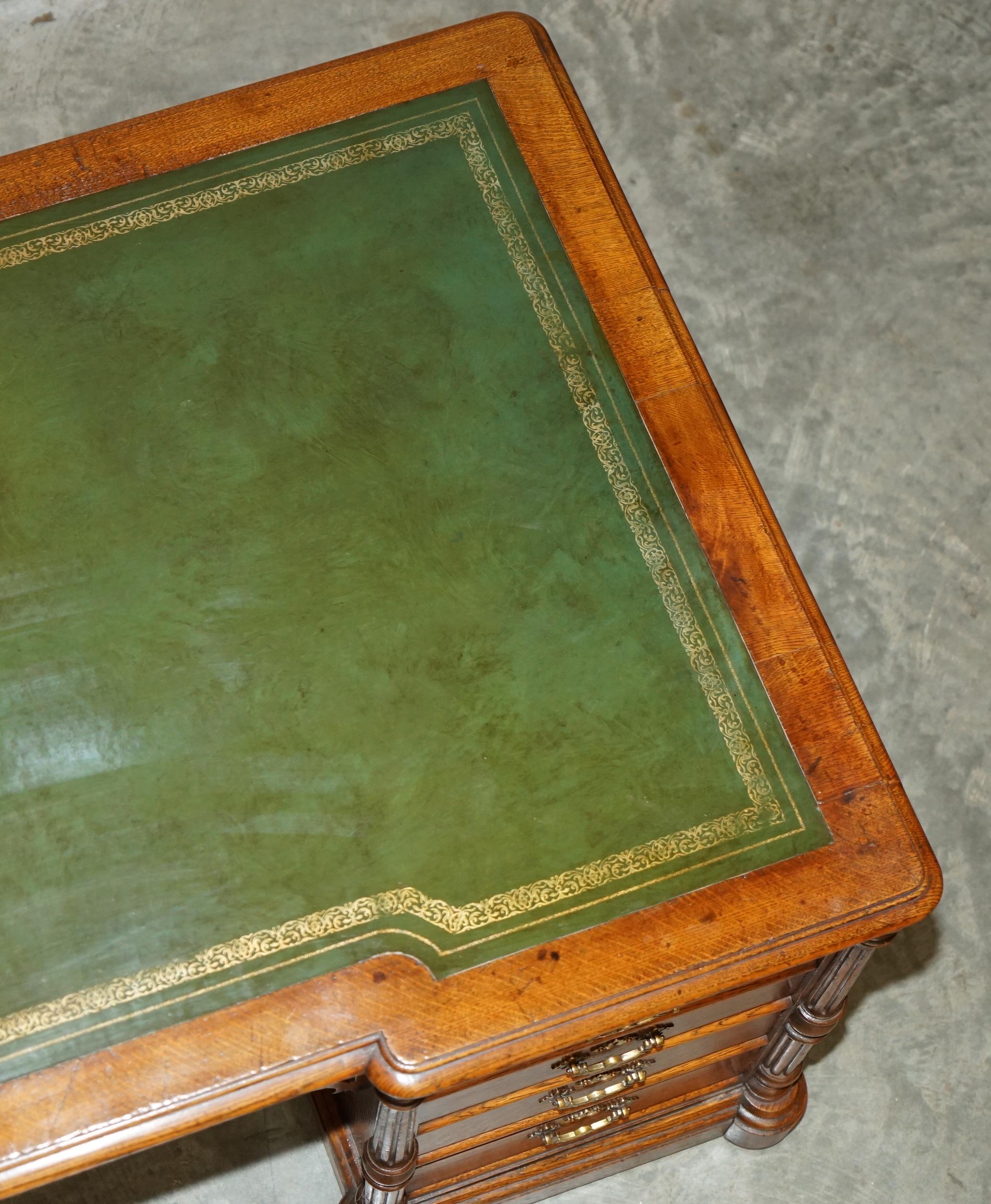 ANTIGUO ESCRITORIO RESTAURADO C HINDLEY & SON INGLÉS EN ROBLE DE CUERO VERDE DOBLE SiDADO en venta 6