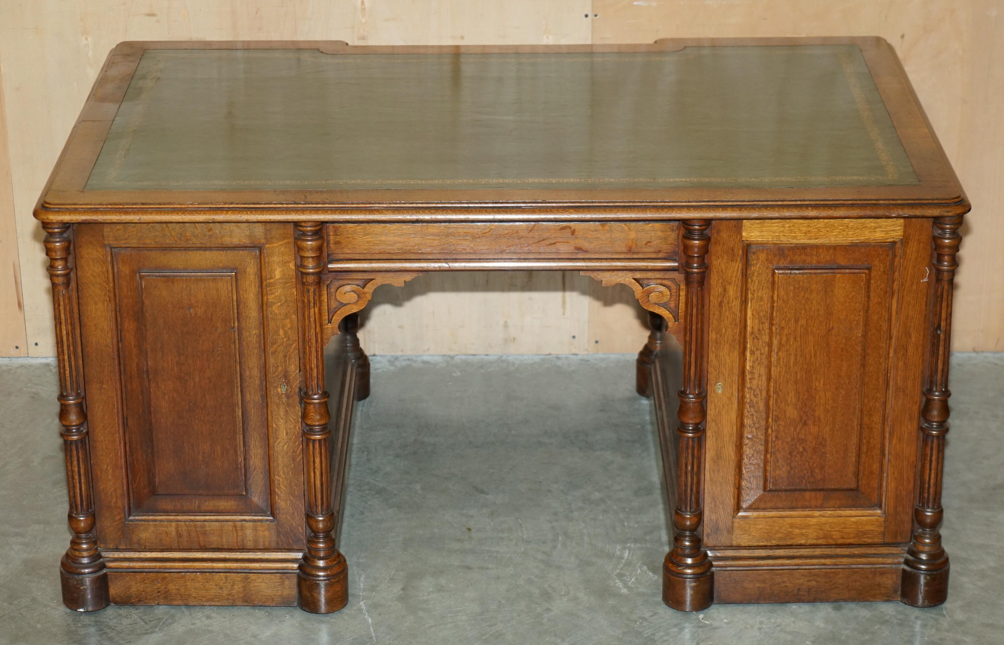 ANTIGUO ESCRITORIO RESTAURADO C HINDLEY & SON INGLÉS EN ROBLE DE CUERO VERDE DOBLE SiDADO en venta 7