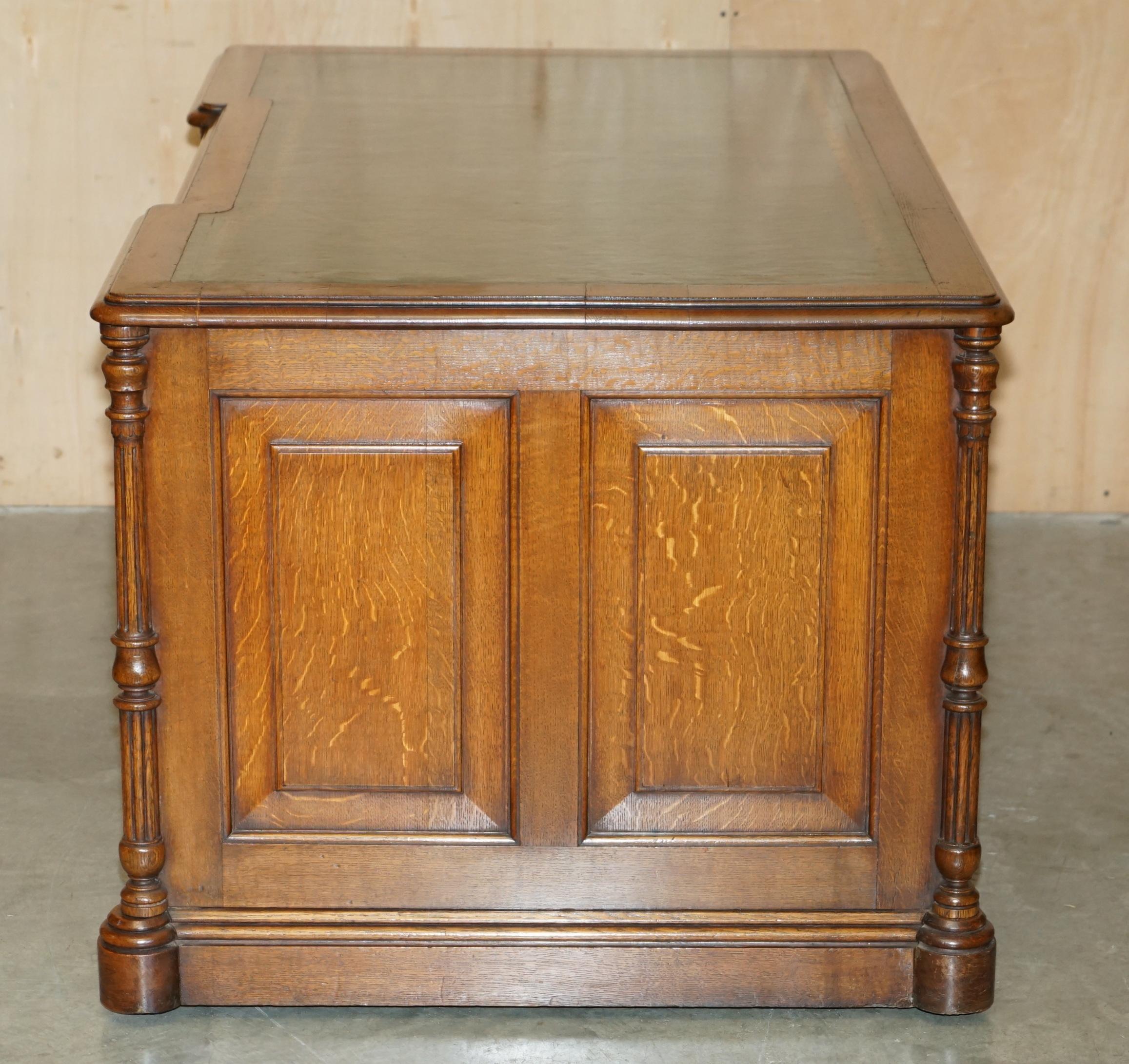 ANTIGUO ESCRITORIO RESTAURADO C HINDLEY & SON INGLÉS EN ROBLE DE CUERO VERDE DOBLE SiDADO en venta 9