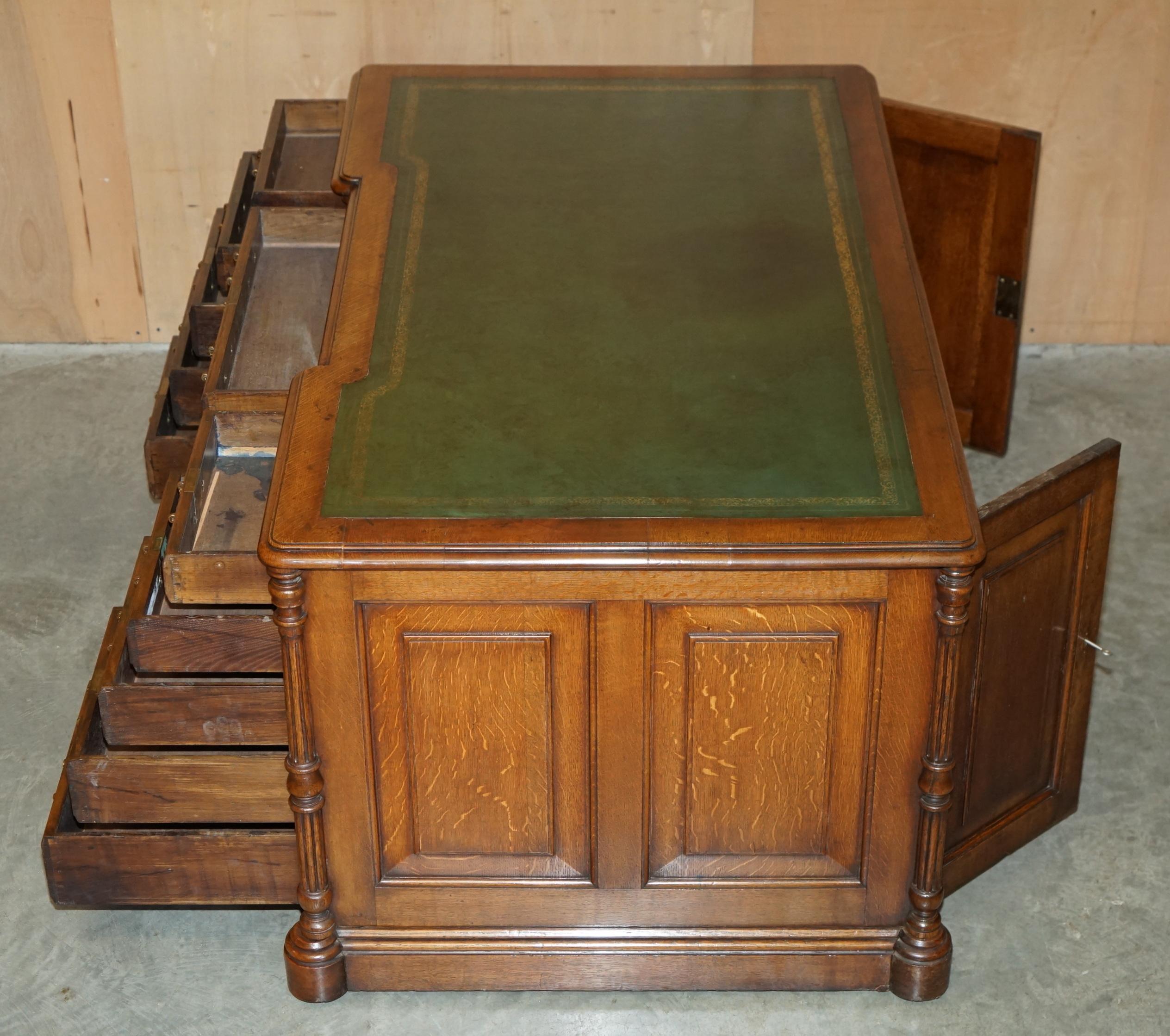ANTIGUO ESCRITORIO RESTAURADO C HINDLEY & SON INGLÉS EN ROBLE DE CUERO VERDE DOBLE SiDADO en venta 10