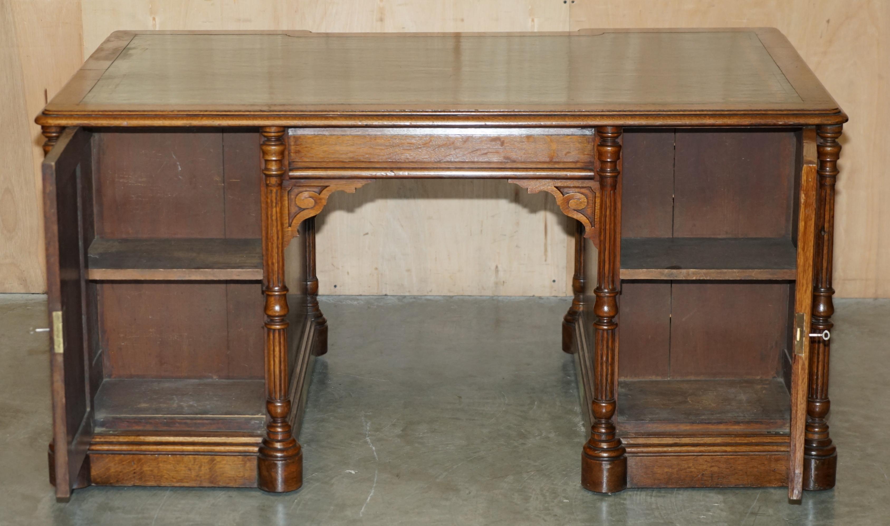 ANTIGUO ESCRITORIO RESTAURADO C HINDLEY & SON INGLÉS EN ROBLE DE CUERO VERDE DOBLE SiDADO en venta 11