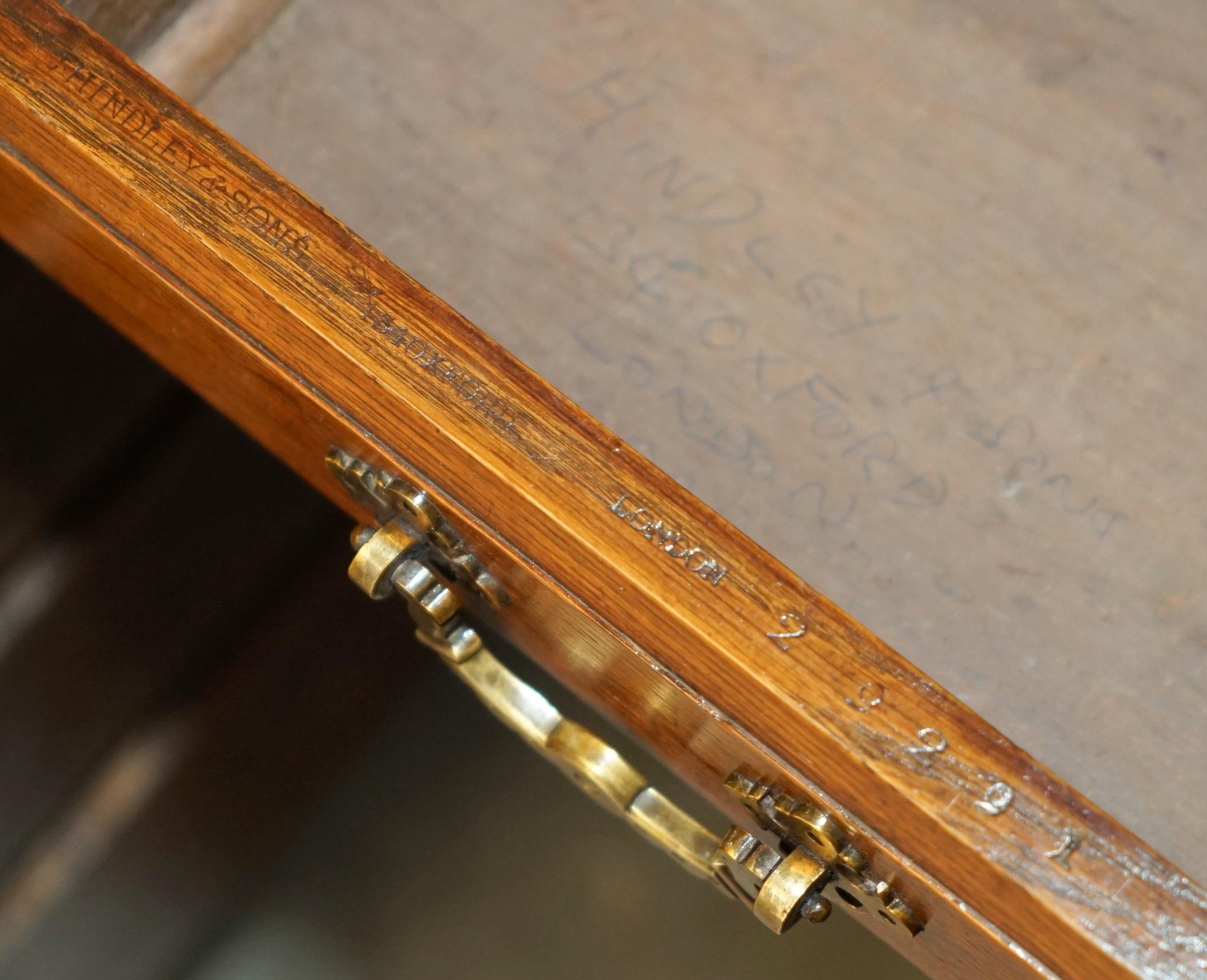 Antigüedades de la Casa Real

Royal House Antiques se complace en poner a la venta este rarísimo e importante escritorio de pareja de doble cara de C Hindley & Son's, de roble inglés y cuero verde, totalmente restaurado, de hacia 1845. 

Por favor,