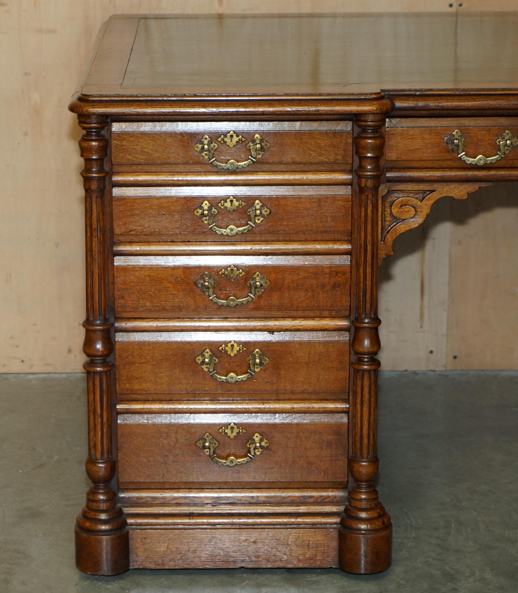 ANTIGUO ESCRITORIO RESTAURADO C HINDLEY & SON INGLÉS EN ROBLE DE CUERO VERDE DOBLE SiDADO Inglés en venta