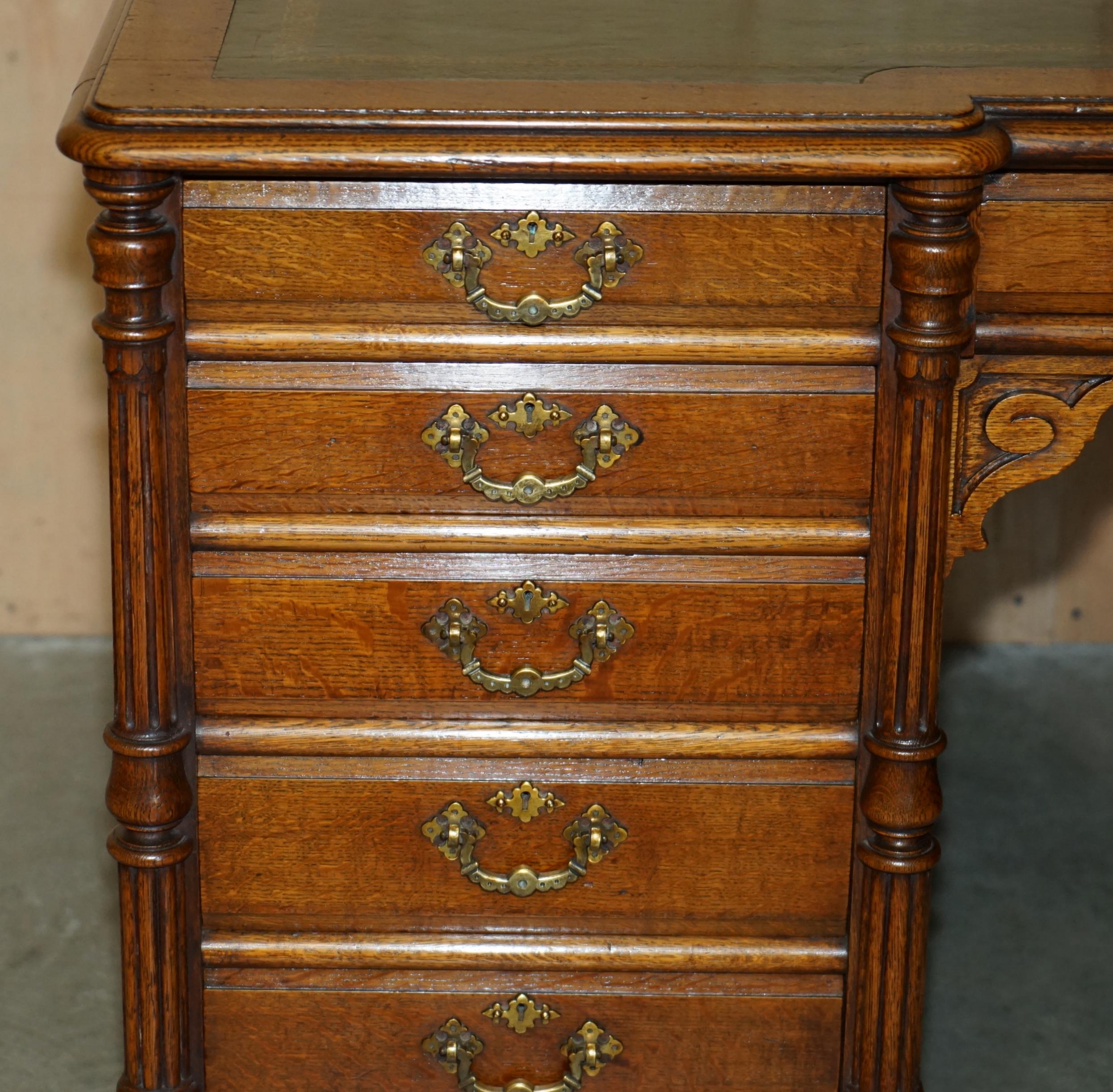 ANTIGUO ESCRITORIO RESTAURADO C HINDLEY & SON INGLÉS EN ROBLE DE CUERO VERDE DOBLE SiDADO Hecho a mano en venta
