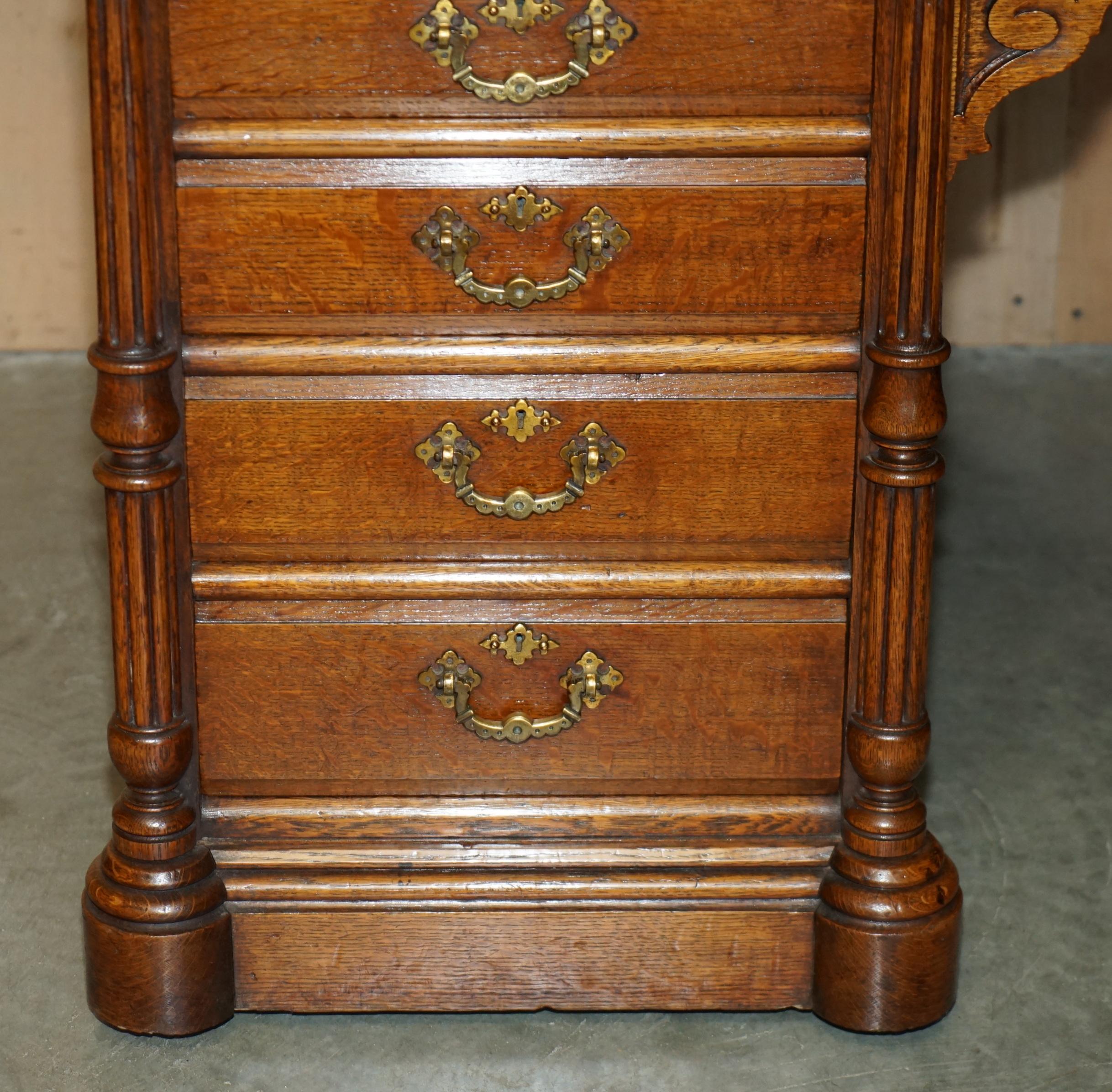 ANTIGUO ESCRITORIO RESTAURADO C HINDLEY & SON INGLÉS EN ROBLE DE CUERO VERDE DOBLE SiDADO en Bueno estado para la venta en West Sussex, Pulborough