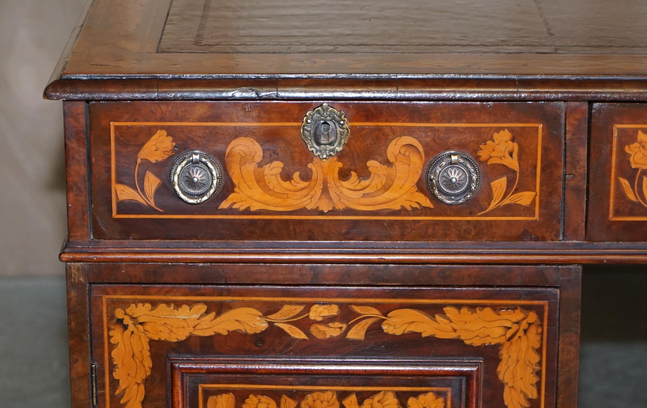 Antiker restaurierter niederländischer Intarsien-Schreibtisch mit zwei Beistelltischen und zwei Partnern im Angebot 6