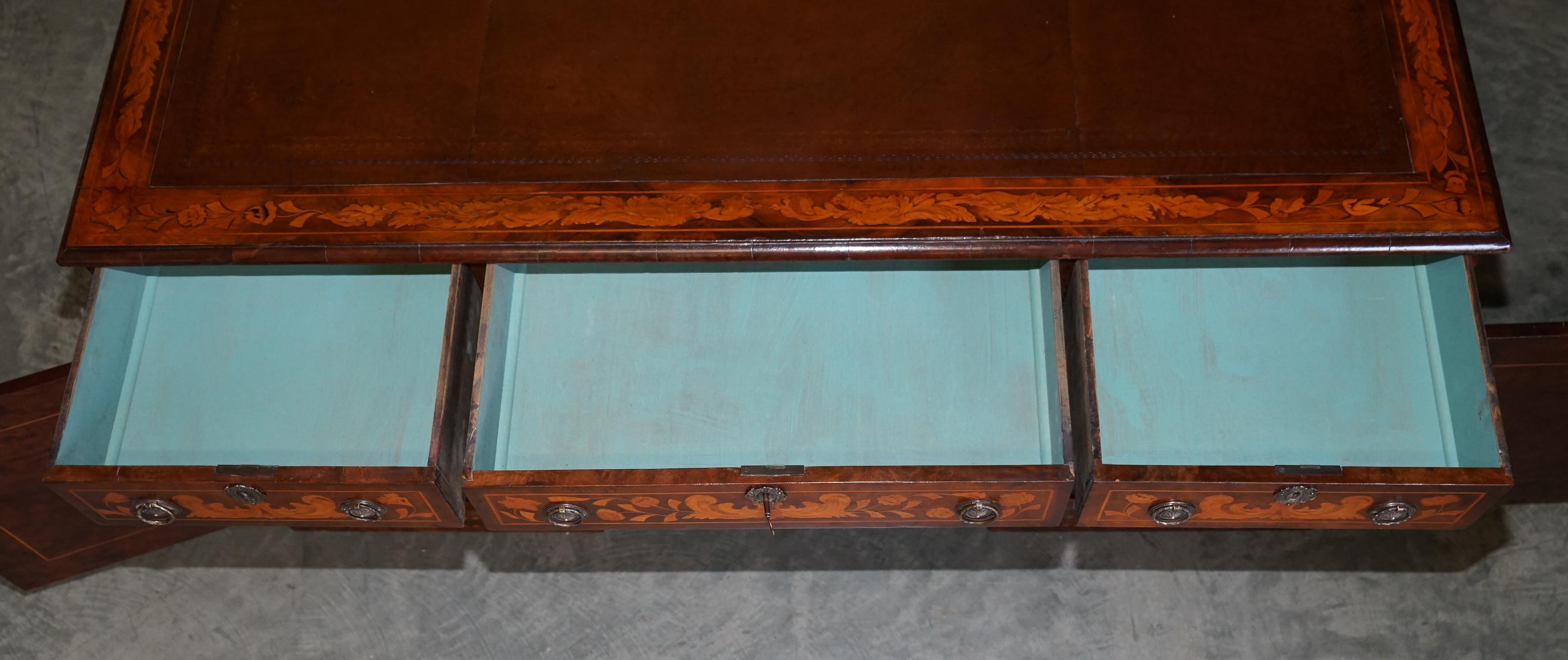 Antiker restaurierter niederländischer Intarsien-Schreibtisch mit zwei Beistelltischen und zwei Partnern im Angebot 9