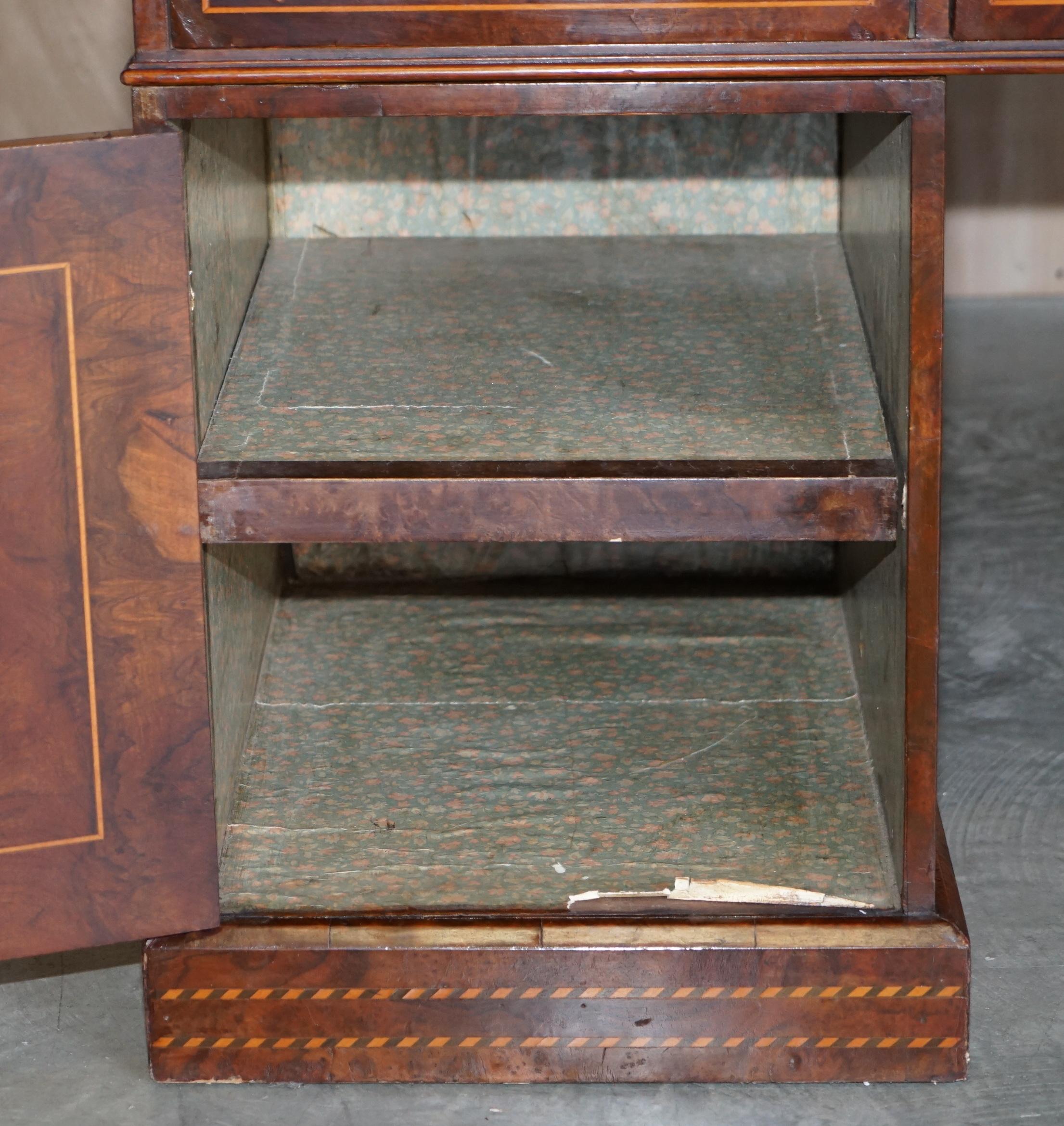 Antiker restaurierter niederländischer Intarsien-Schreibtisch mit zwei Beistelltischen und zwei Partnern im Angebot 10