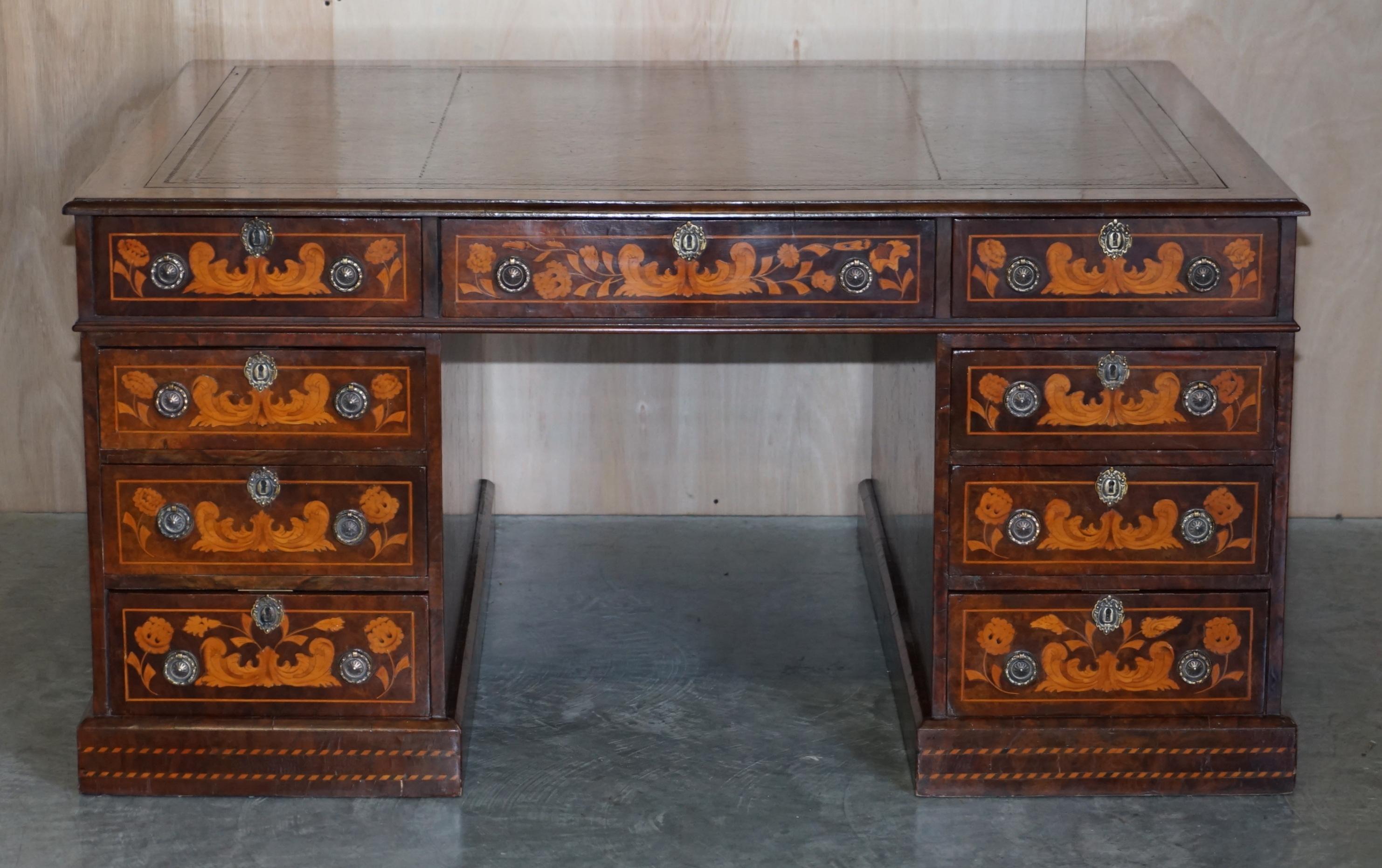 Wir freuen uns sehr, diesen um 1880 in den Niederlanden gefertigten Schreibtisch mit Intarsien in Museumsqualität zum Verkauf anbieten zu können, der vollständig restauriert worden ist

Ein wirklich atemberaubendes und exquisit gemachtes Stück,