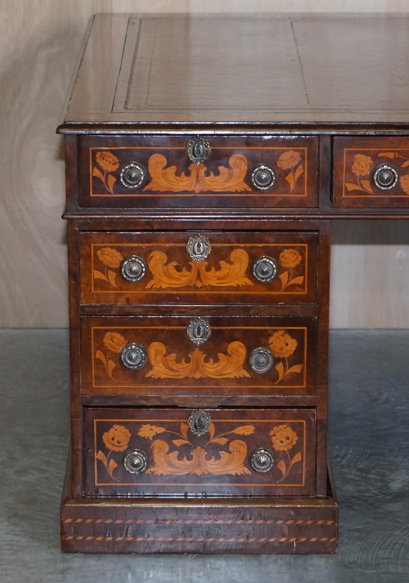 Antiker restaurierter niederländischer Intarsien-Schreibtisch mit zwei Beistelltischen und zwei Partnern (Hochviktorianisch) im Angebot