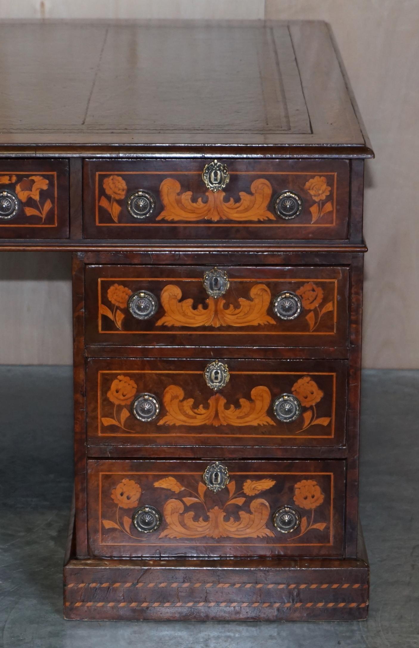 Antiker restaurierter niederländischer Intarsien-Schreibtisch mit zwei Beistelltischen und zwei Partnern (Dänisch) im Angebot