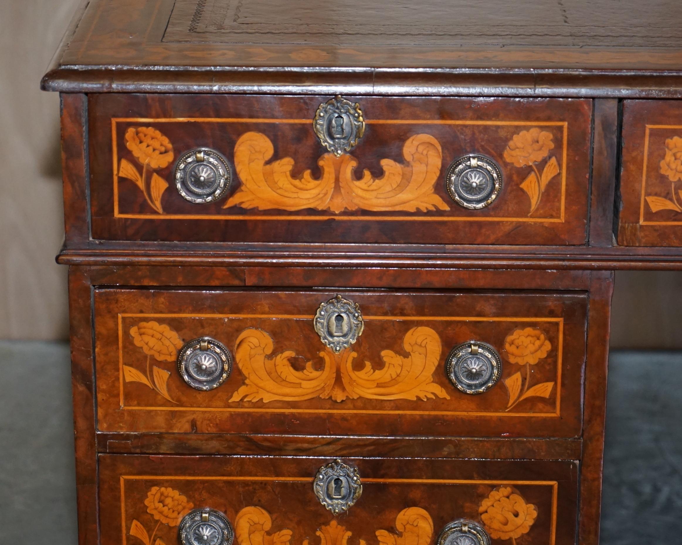 Antiker restaurierter niederländischer Intarsien-Schreibtisch mit zwei Beistelltischen und zwei Partnern (Handgefertigt) im Angebot