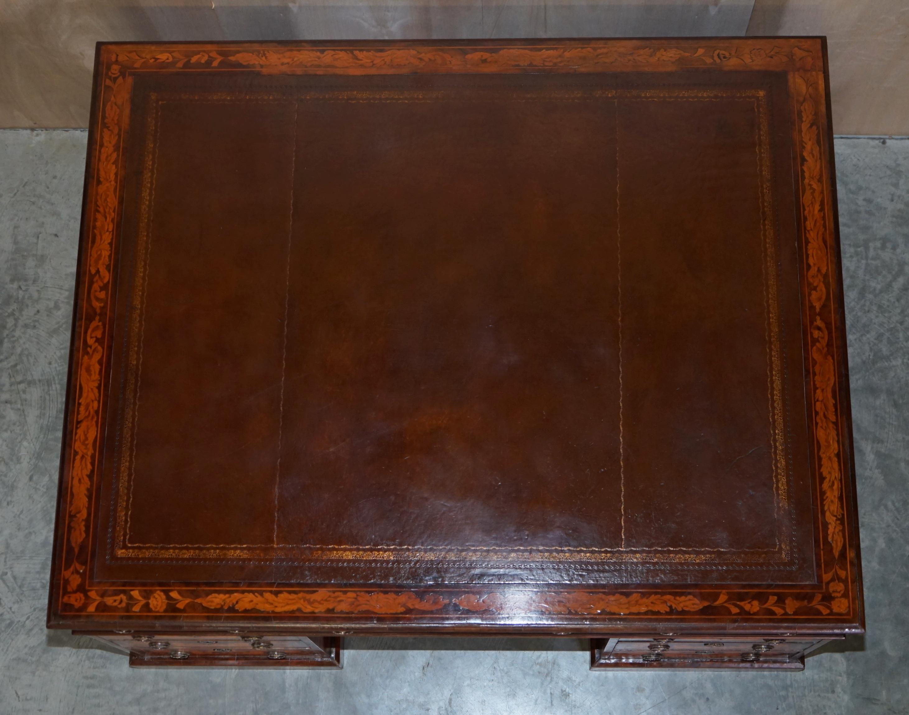Antiker restaurierter niederländischer Intarsien-Schreibtisch mit zwei Beistelltischen und zwei Partnern (Seidenholz) im Angebot