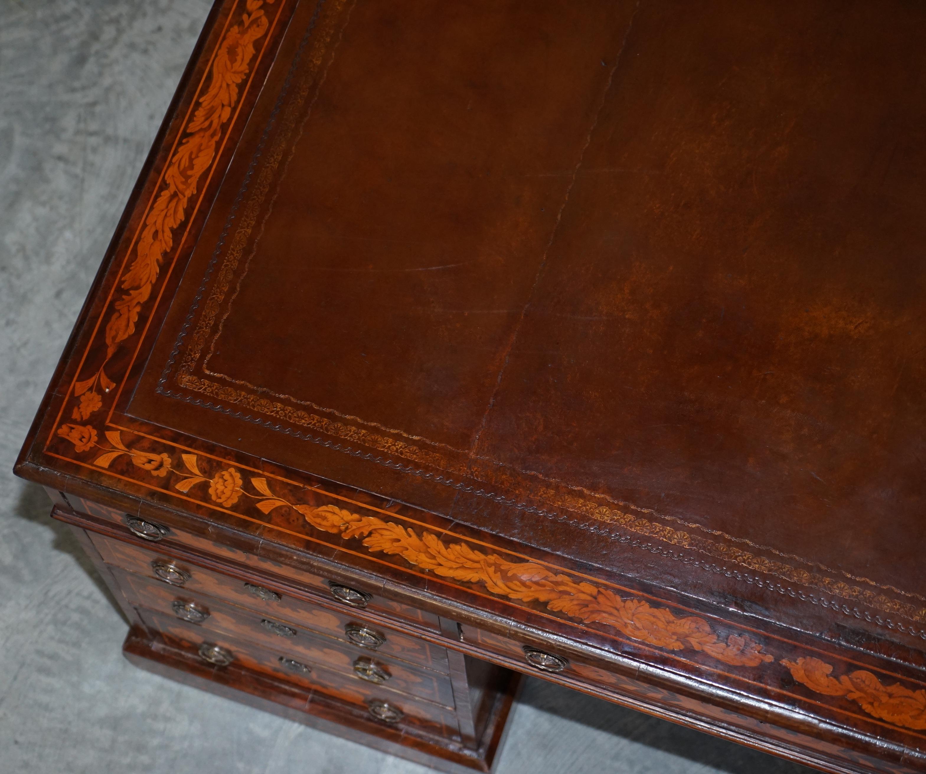 Antiker restaurierter niederländischer Intarsien-Schreibtisch mit zwei Beistelltischen und zwei Partnern im Angebot 1