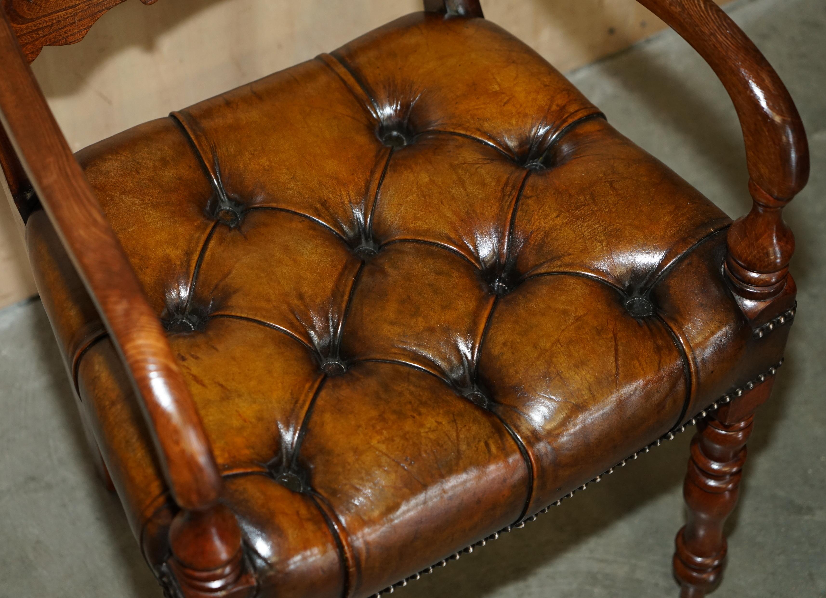 ANTIQUE RESTORED ELM BROWN LEATHER REGENCY CIRCA 1810-1820 CHESTERFIELD ARMCHAiR For Sale 3