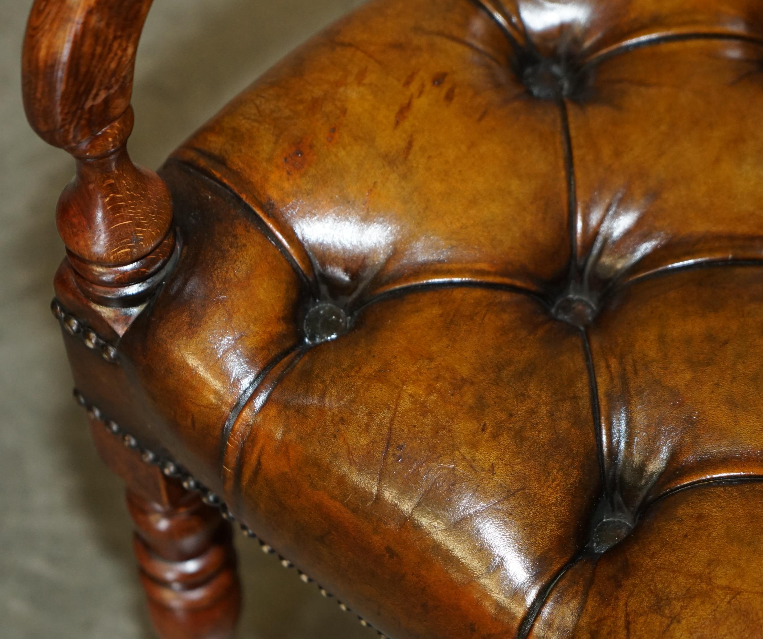 ANTIQUE RESTORED ELM BROWN LEATHER REGENCY CIRCA 1810-1820 CHESTERFIELD ARMCHAiR For Sale 4