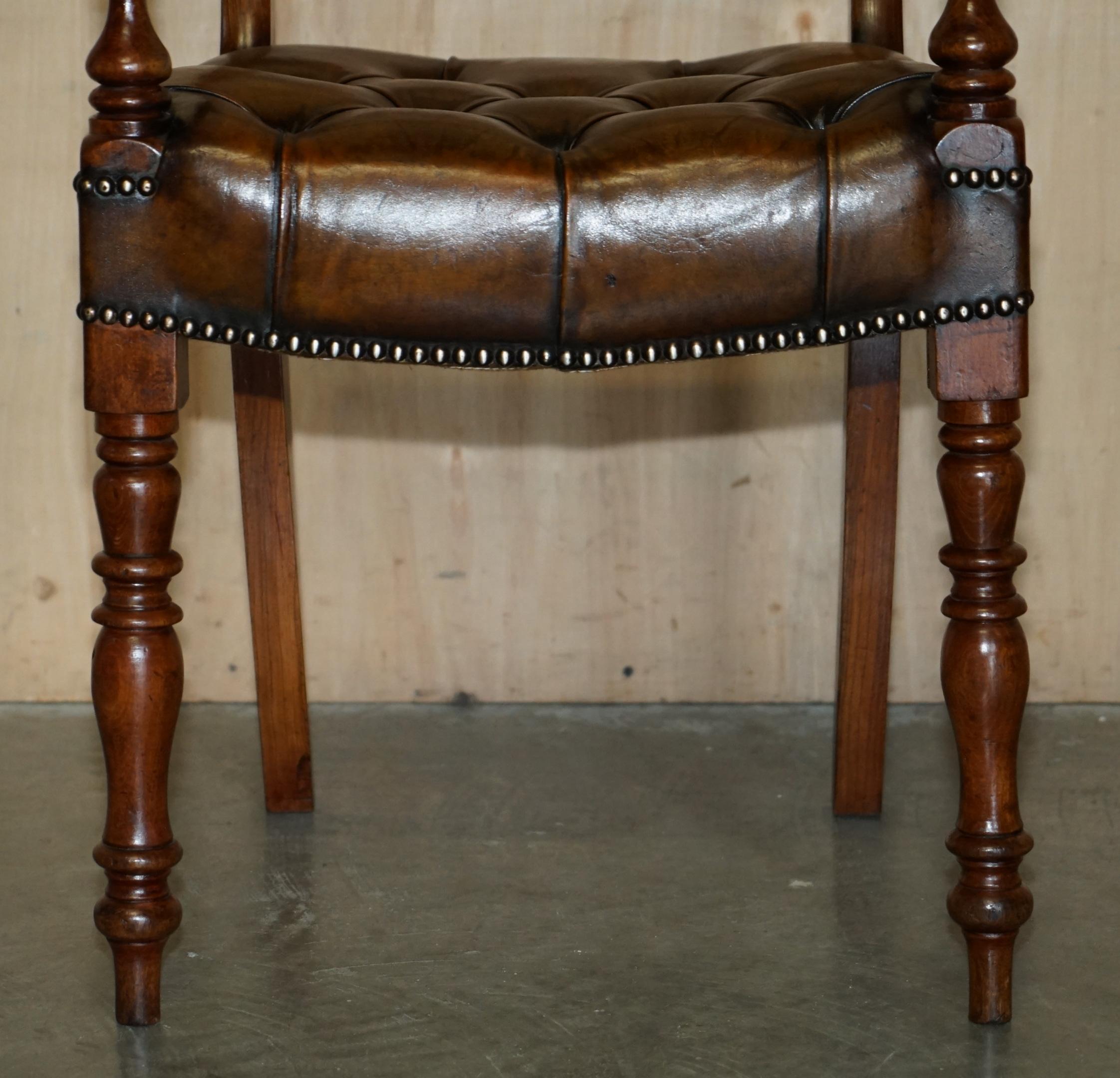 ANTIQUE RESTORED ELM BROWN LEATHER REGENCY CIRCA 1810-1820 CHESTERFIELD ARMCHAiR For Sale 5