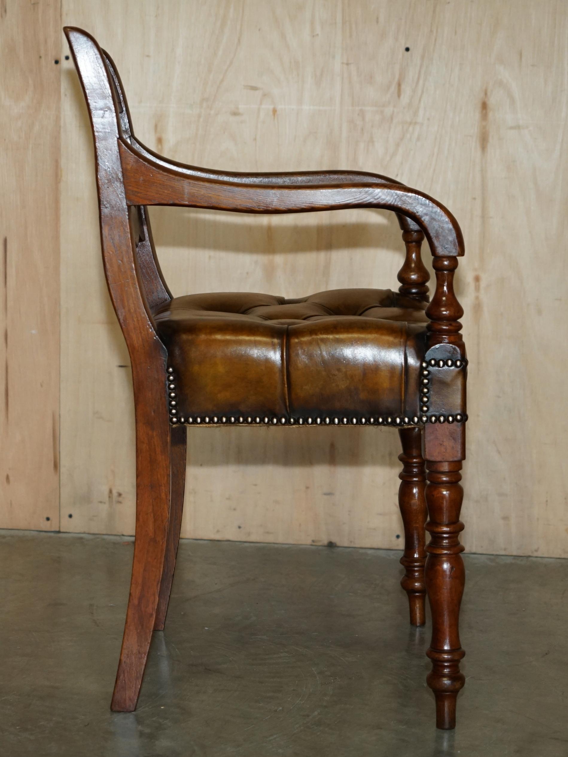 ANTIQUE RESTORED ELM BROWN LEATHER REGENCY CIRCA 1810-1820 CHESTERFIELD ARMCHAiR For Sale 7