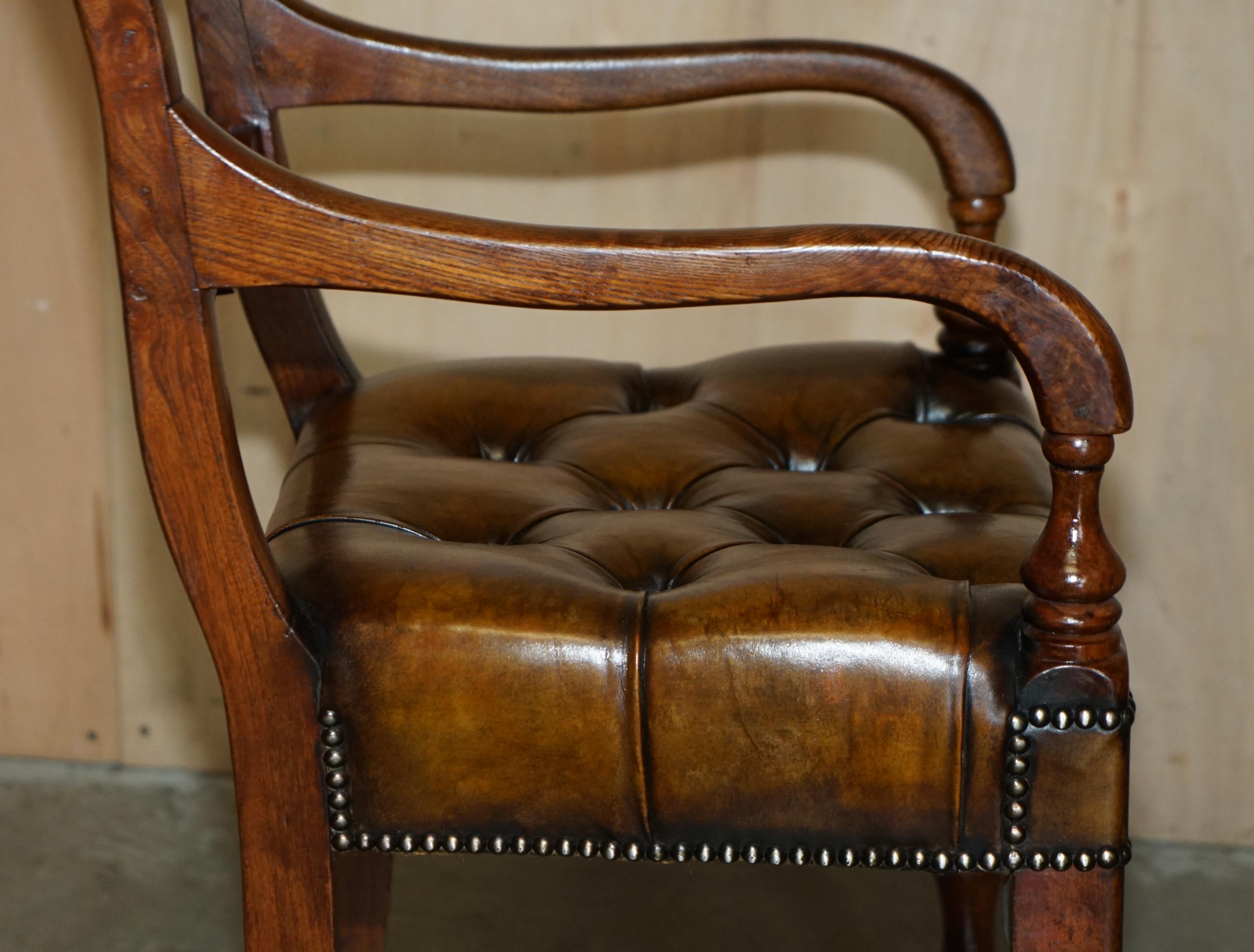 ANTIQUE RESTORED ELM BROWN LEATHER REGENCY CIRCA 1810-1820 CHESTERFIELD ARMCHAiR For Sale 8