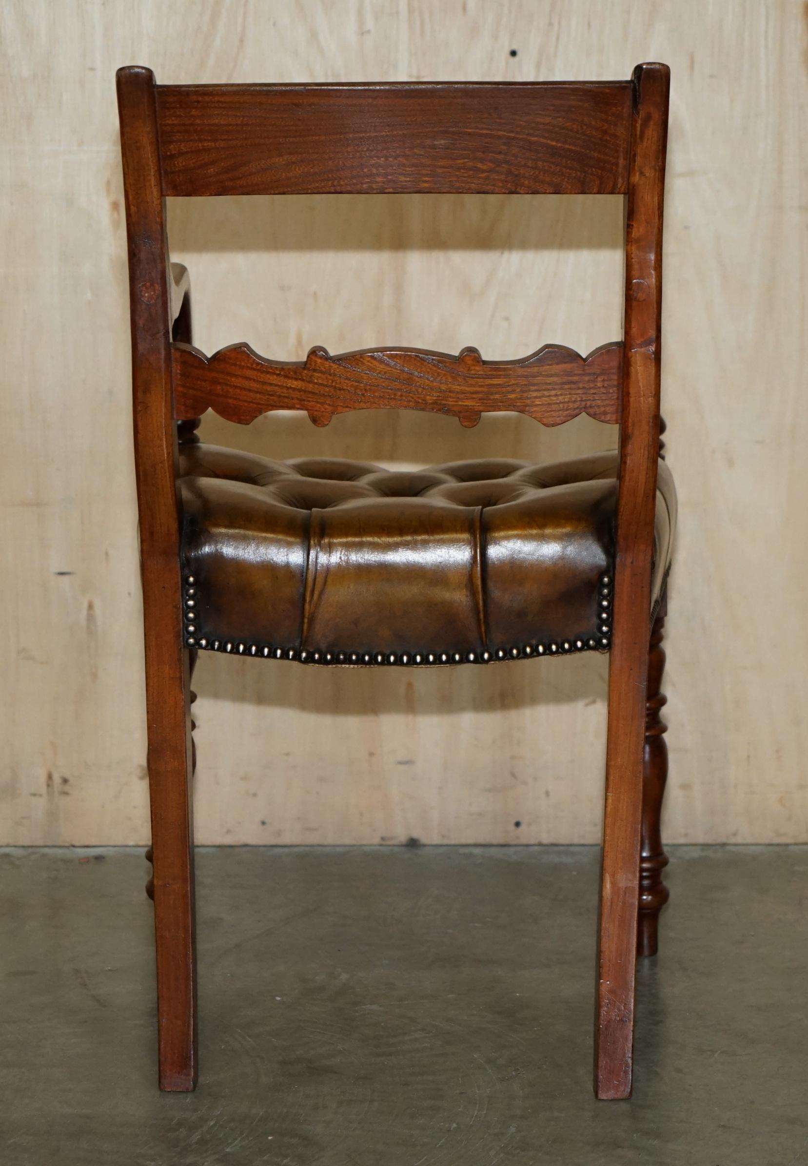 ANTIQUE RESTORED ELM BROWN LEATHER REGENCY CIRCA 1810-1820 CHESTERFIELD ARMCHAiR For Sale 9